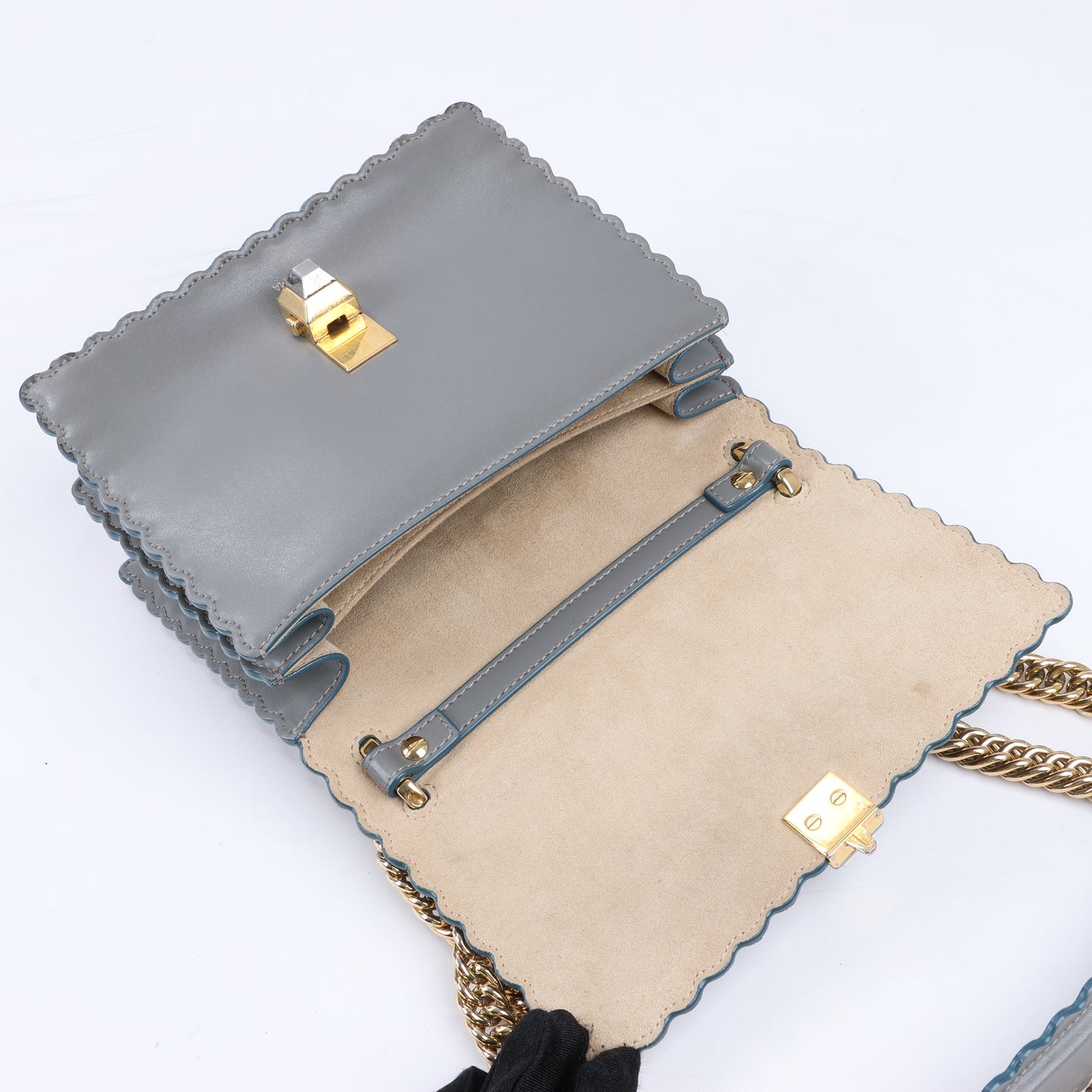 FENDI Mini Kan I Schultertasche aus Leder mit Kette in Grau 8M0381