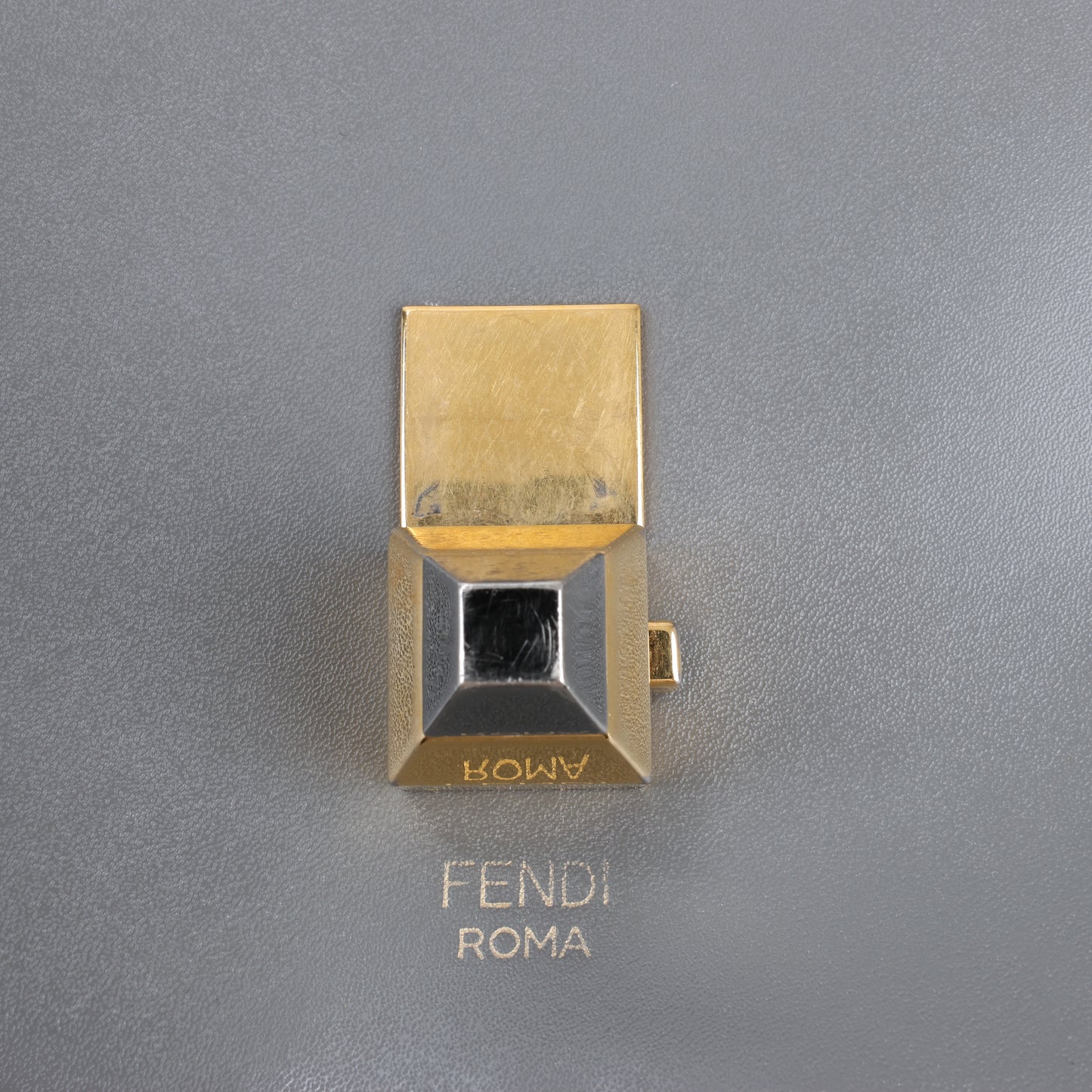 FENDI Mini Kan I Schultertasche aus Leder mit Kette in Grau 8M0381