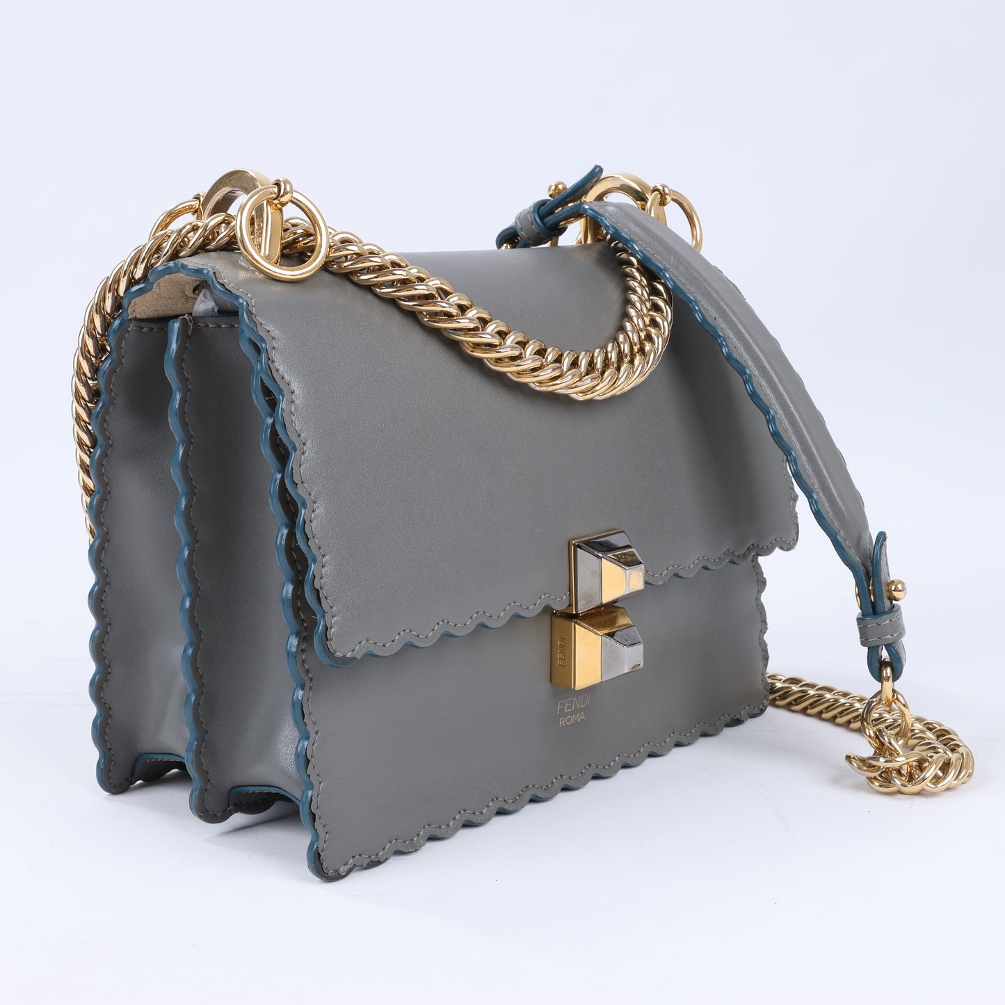 FENDI Mini Kan I Schultertasche aus Leder mit Kette in Grau 8M0381