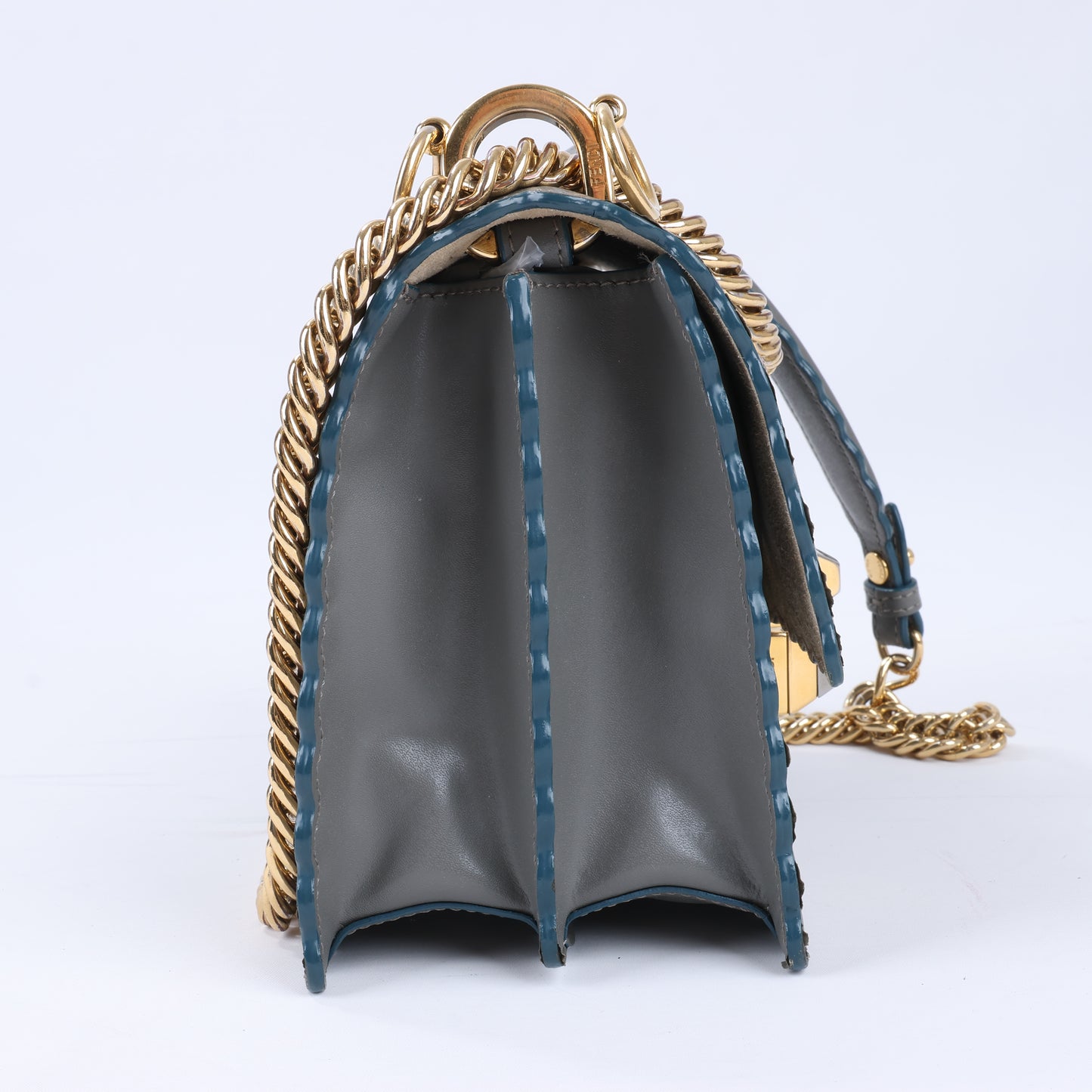 FENDI Mini Kan I Schultertasche aus Leder mit Kette in Grau 8M0381
