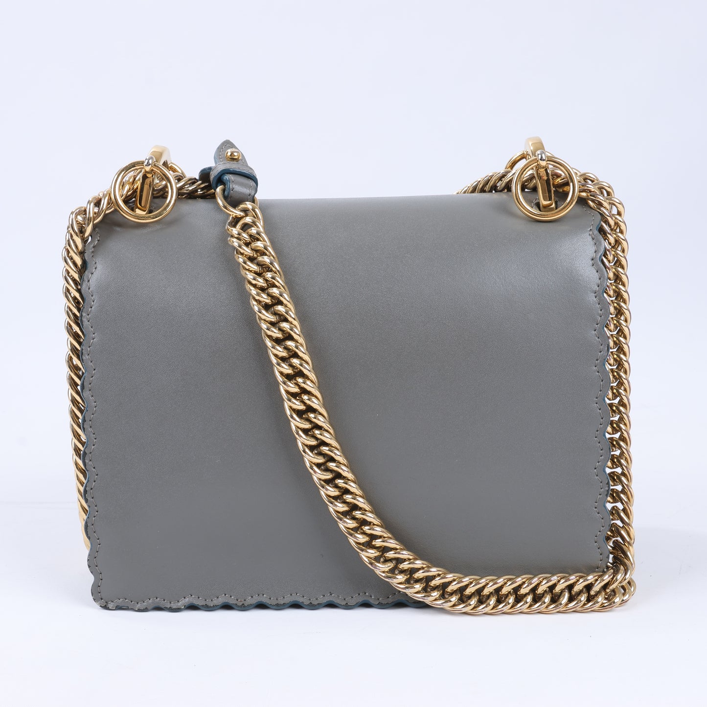 FENDI Mini Kan I Schultertasche aus Leder mit Kette in Grau 8M0381