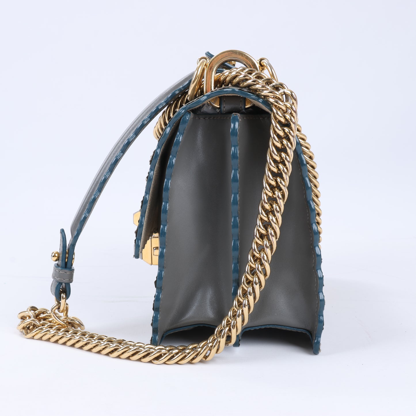 FENDI Mini Kan I Schultertasche aus Leder mit Kette in Grau 8M0381
