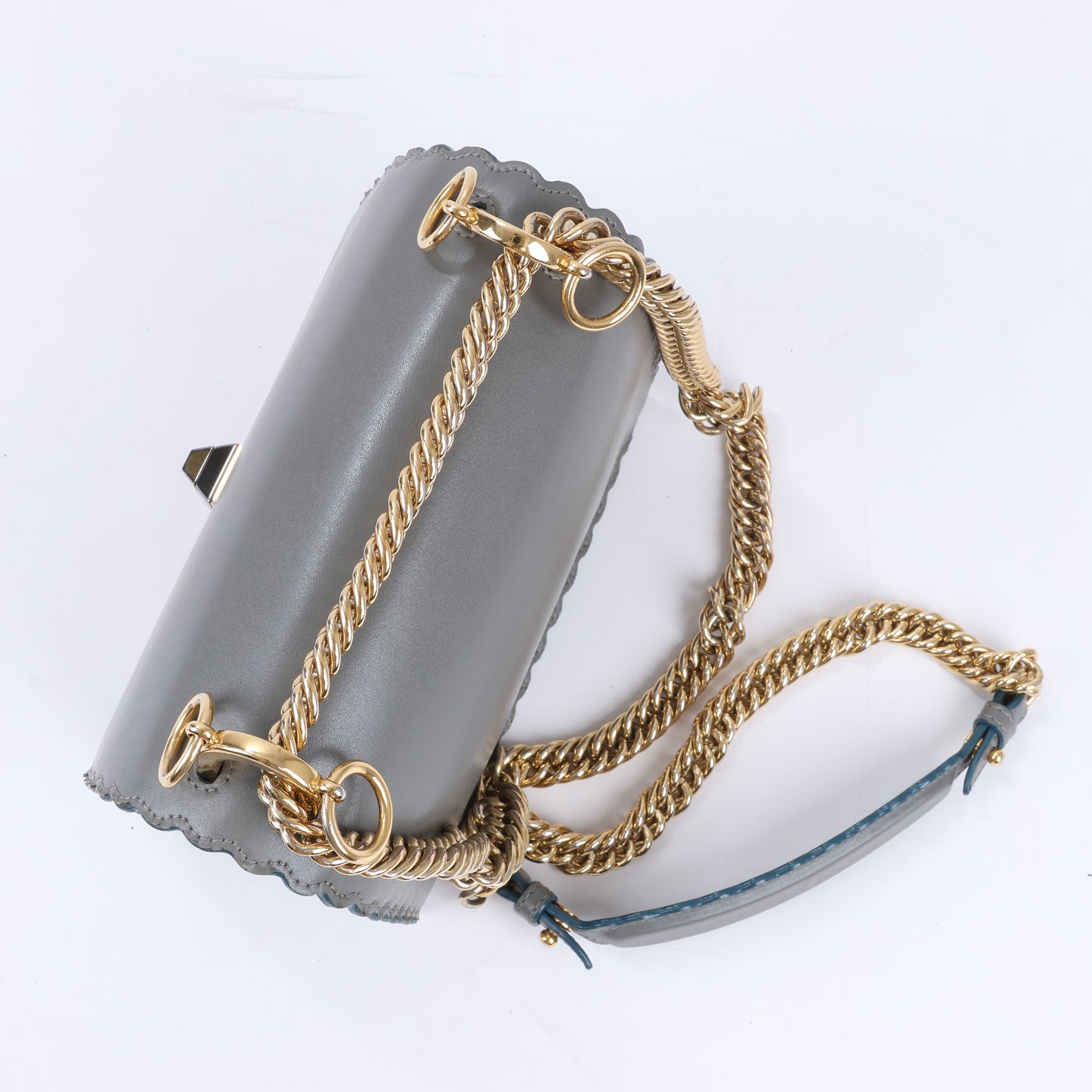 FENDI Mini Kan I Schultertasche aus Leder mit Kette in Grau 8M0381
