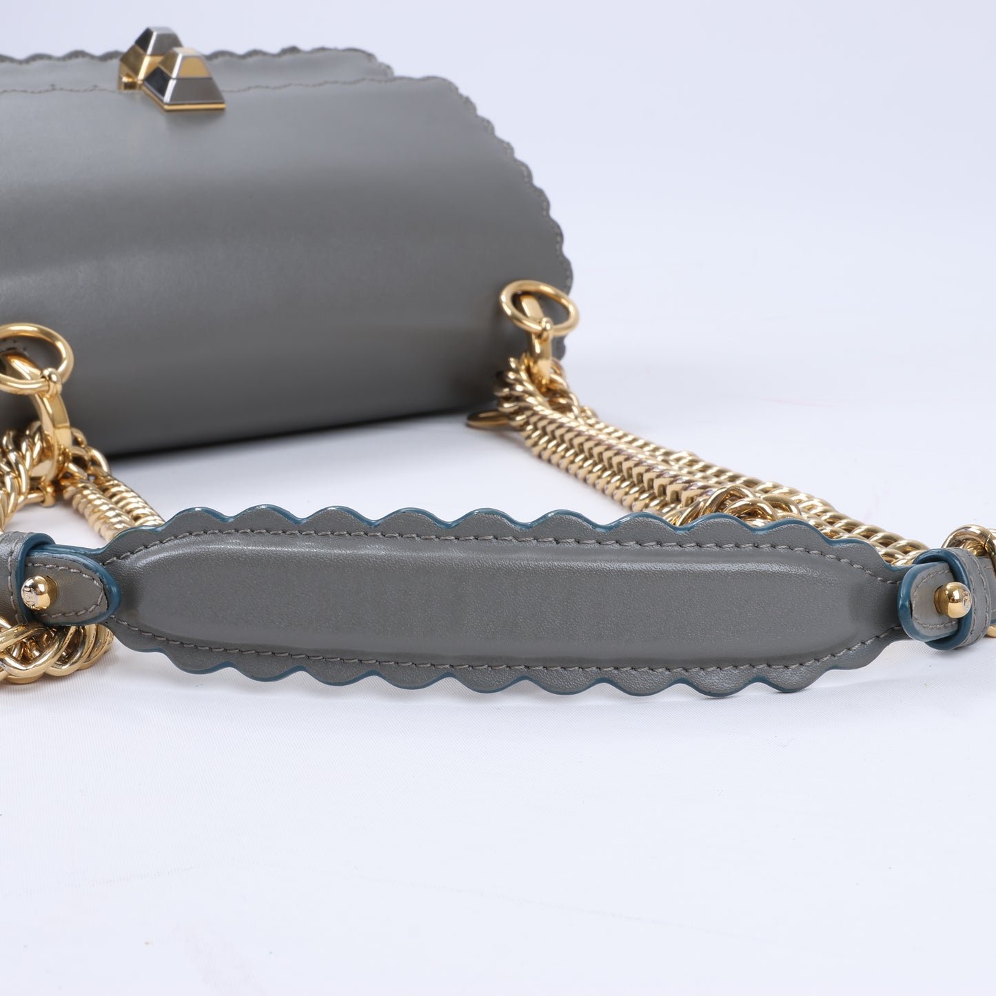 FENDI Mini Kan I Schultertasche aus Leder mit Kette in Grau 8M0381