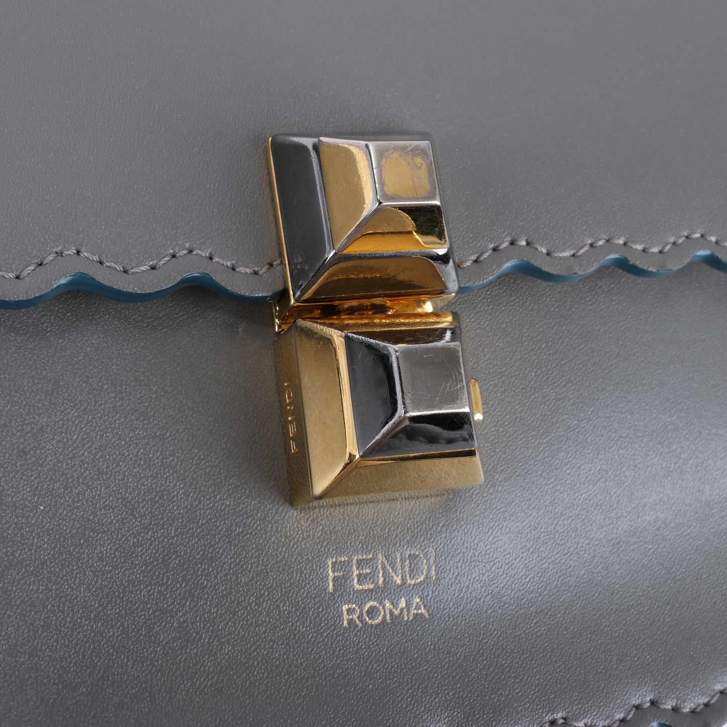 FENDI Mini Kan I Schultertasche aus Leder mit Kette in Grau 8M0381