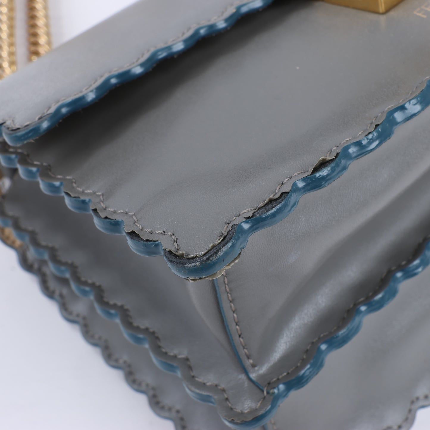 FENDI Mini Kan I Schultertasche aus Leder mit Kette in Grau 8M0381