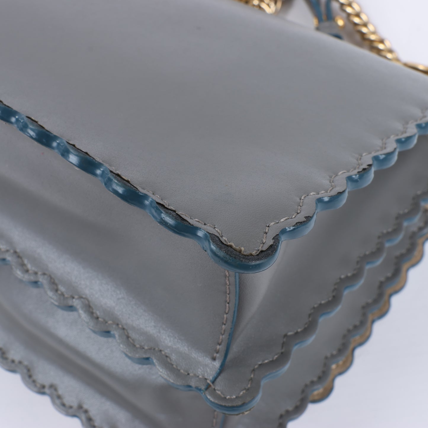 FENDI Mini Kan I Schultertasche aus Leder mit Kette in Grau 8M0381