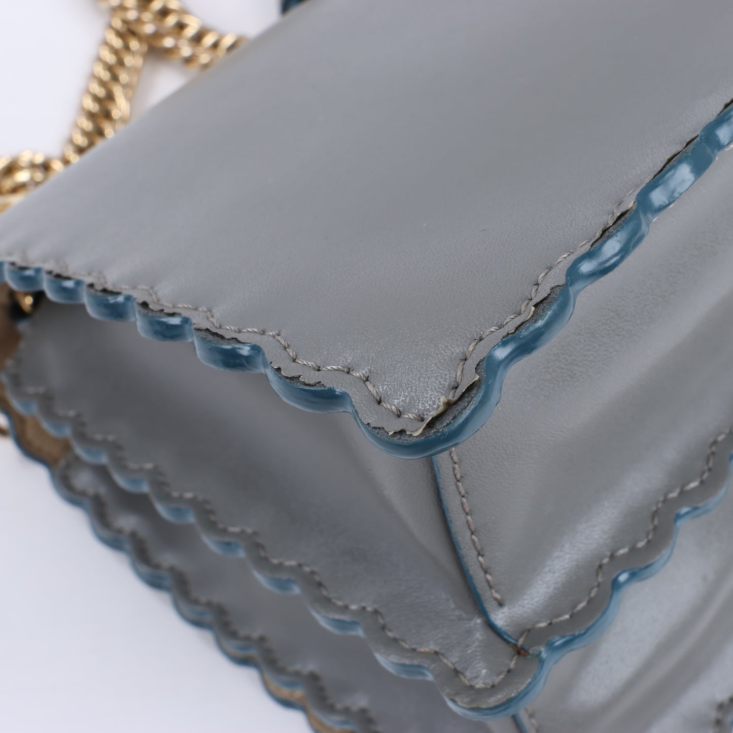 FENDI Mini Kan I Schultertasche aus Leder mit Kette in Grau 8M0381
