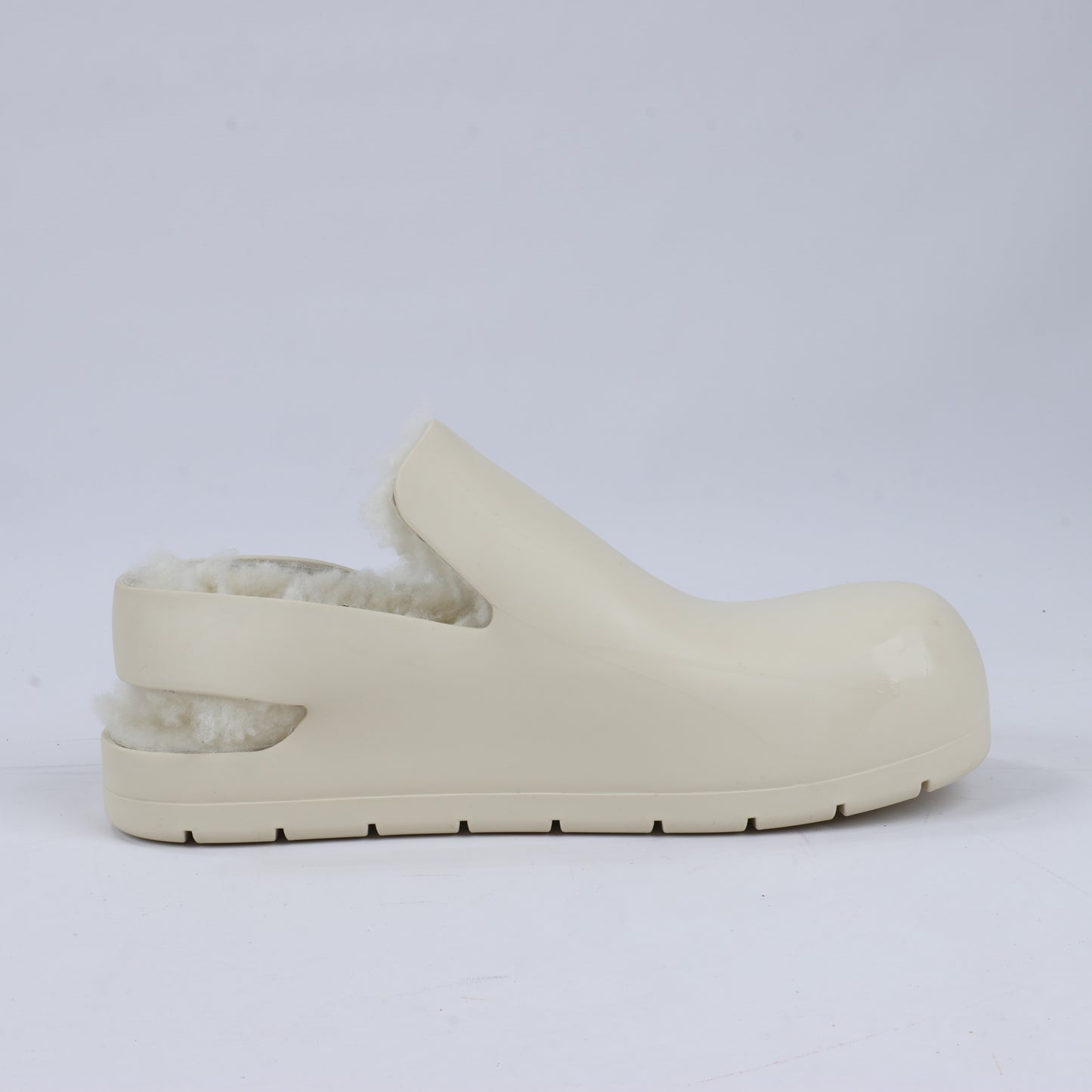 Bottega Veneta – Puddle Shearling Cozy – Niedrige Schuhe aus mattem Gummi in Elfenbein