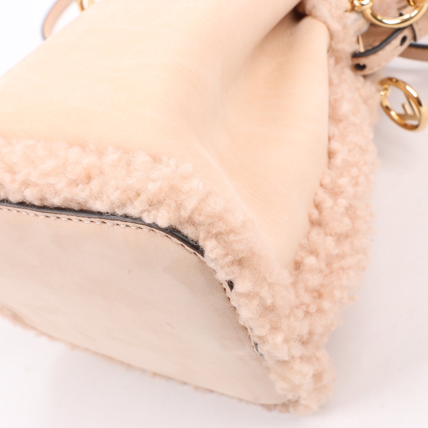 Fendi Mon Tresor Mini Mouton 2Way Umhängetasche in Puderbeige 8BS010