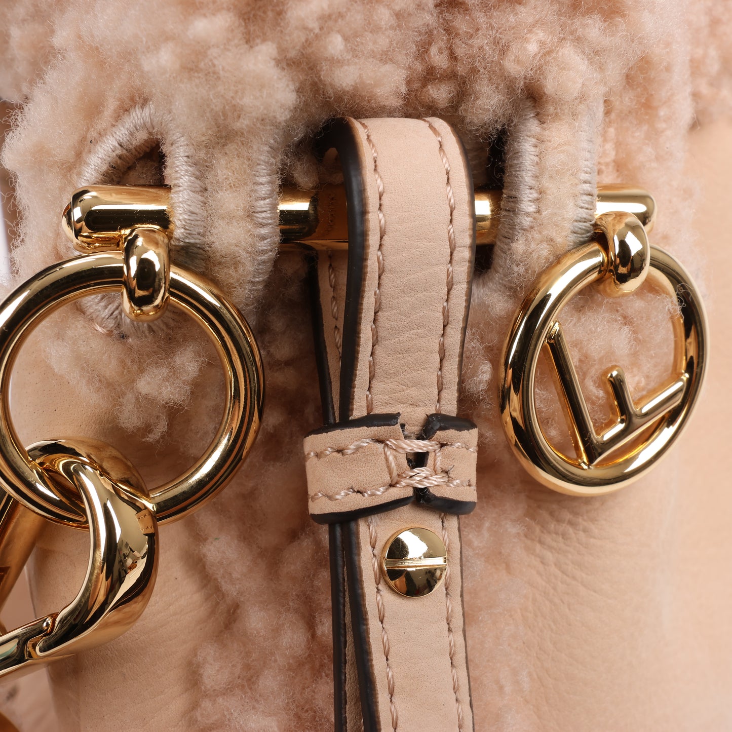 Fendi Mon Tresor Mini Mouton 2Way Umhängetasche in Puderbeige 8BS010