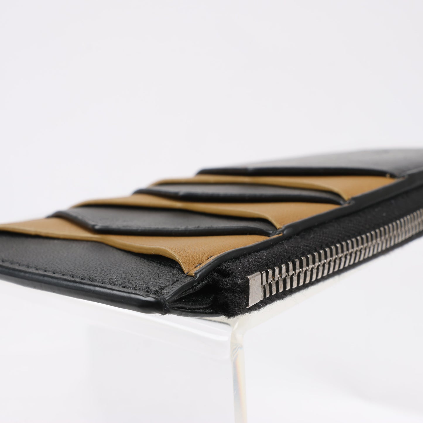 Bottega Veneta Fragment-Etui aus Leder in Schwarz × Braun