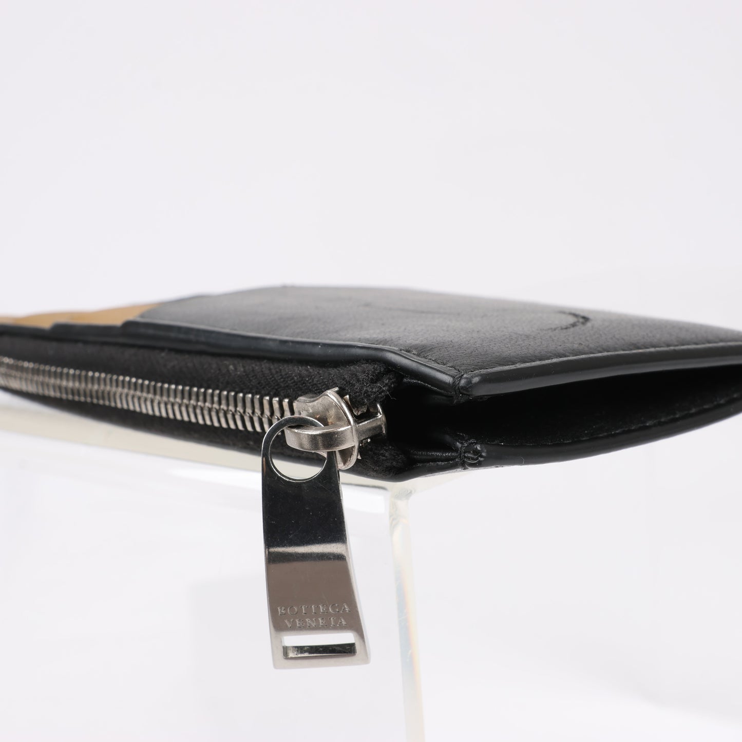 Bottega Veneta Fragment-Etui aus Leder in Schwarz × Braun