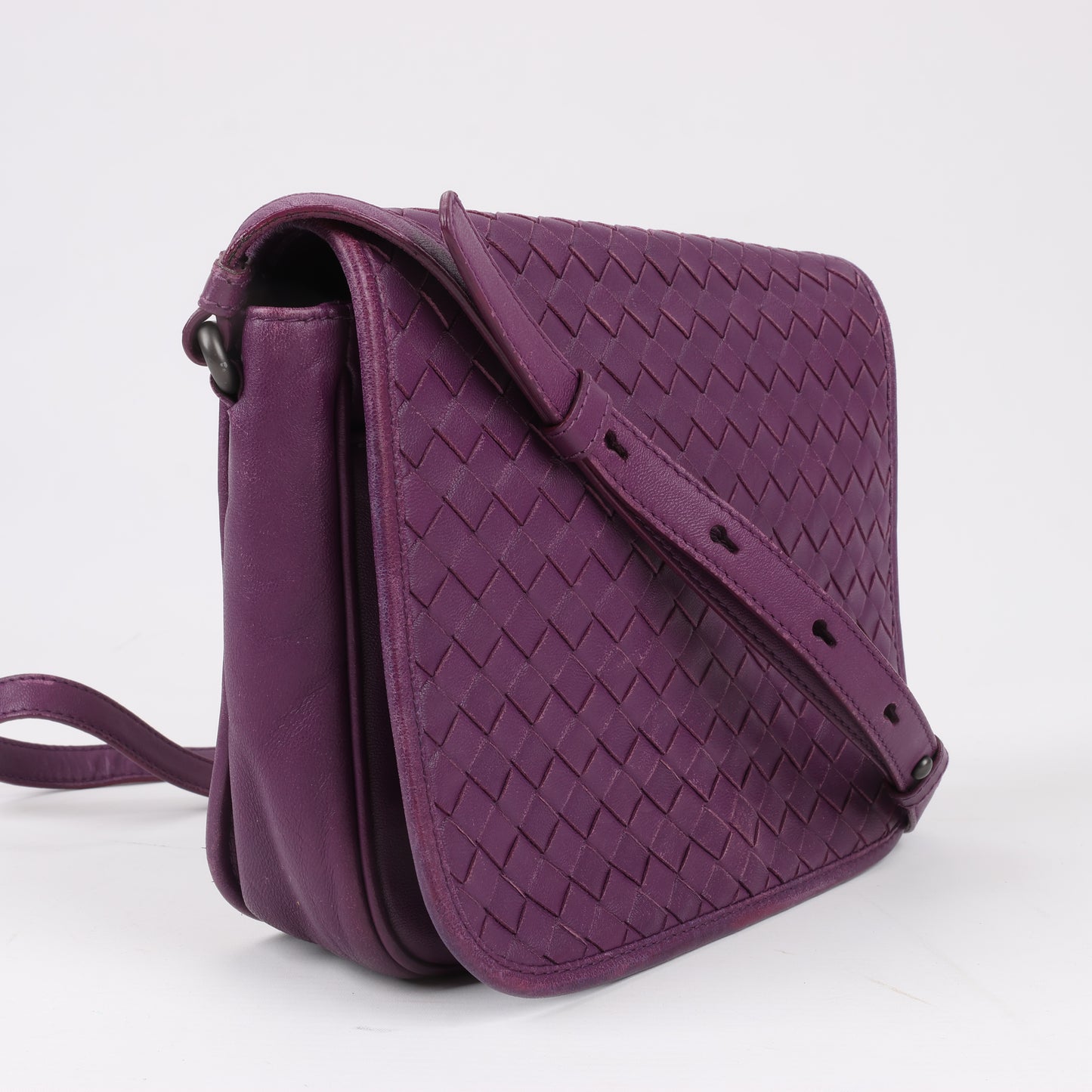 BOTTEGA VENETA Umhängetasche aus Intrecciato-Leder in Lila
