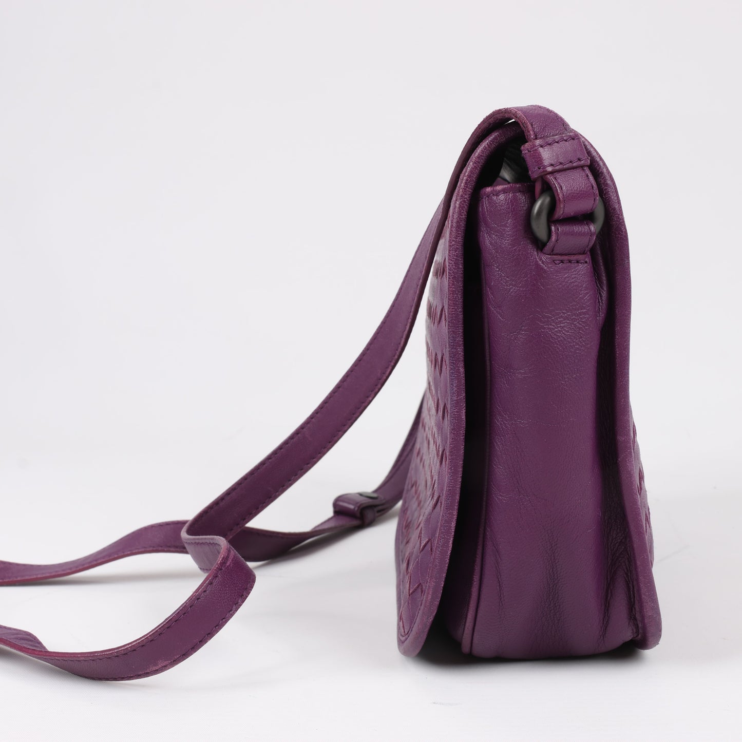 BOTTEGA VENETA Umhängetasche aus Intrecciato-Leder in Lila