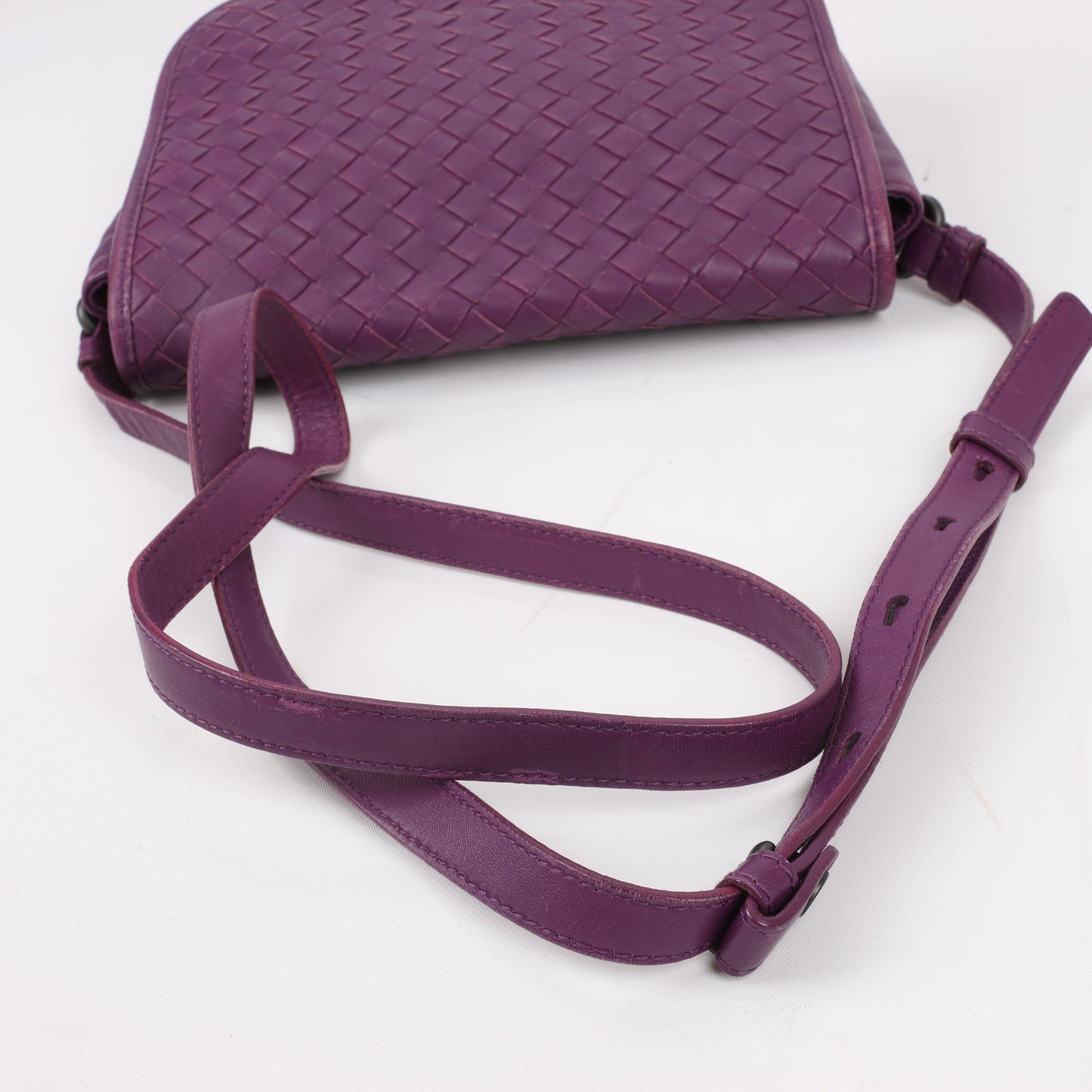 BOTTEGA VENETA Umhängetasche aus Intrecciato-Leder in Lila