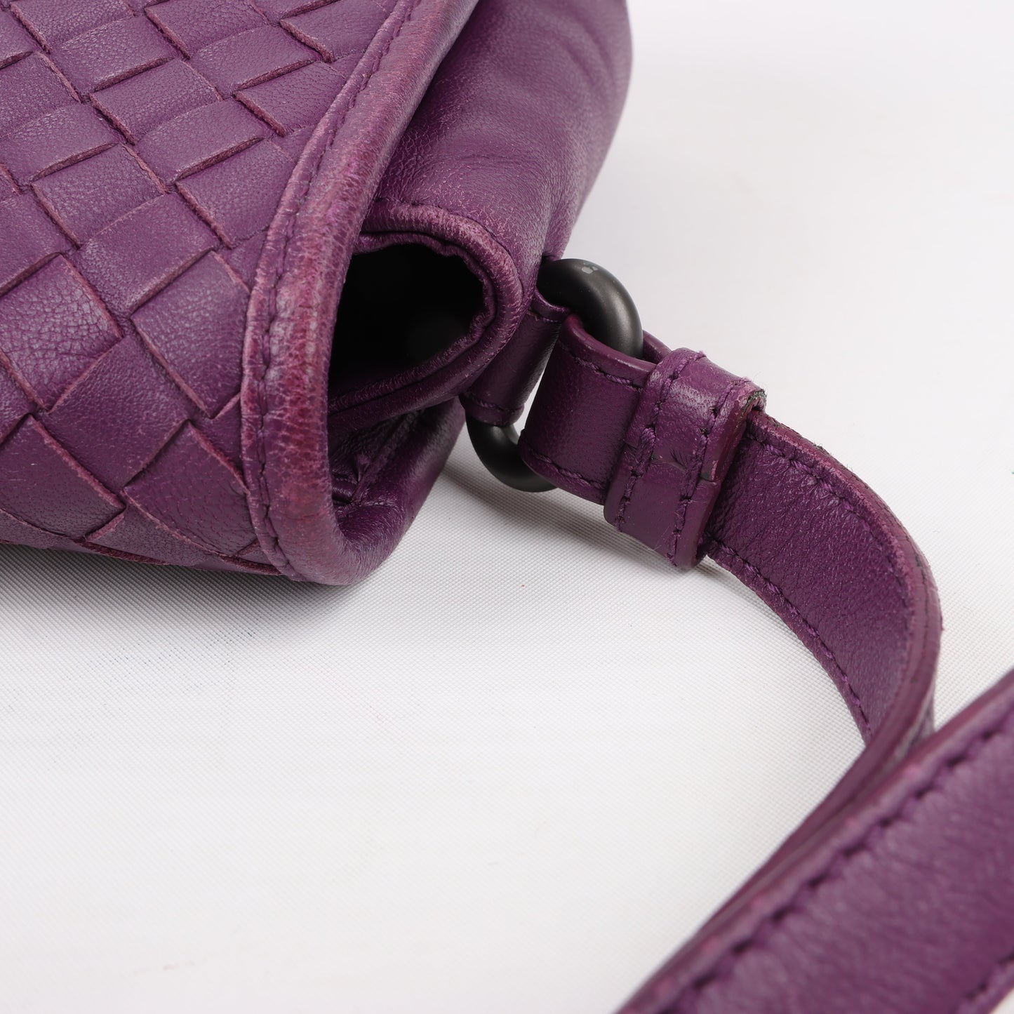 BOTTEGA VENETA Umhängetasche aus Intrecciato-Leder in Lila
