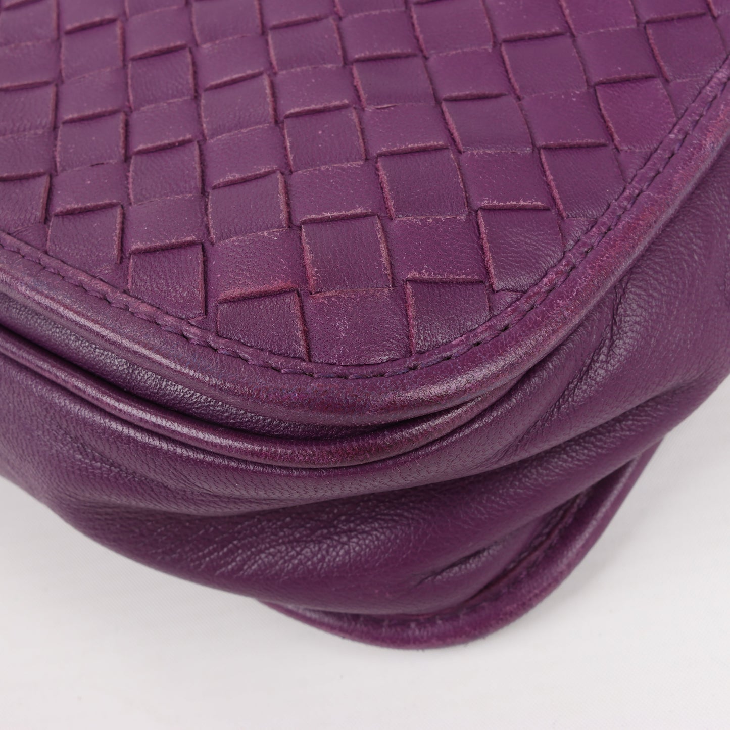 BOTTEGA VENETA Umhängetasche aus Intrecciato-Leder in Lila