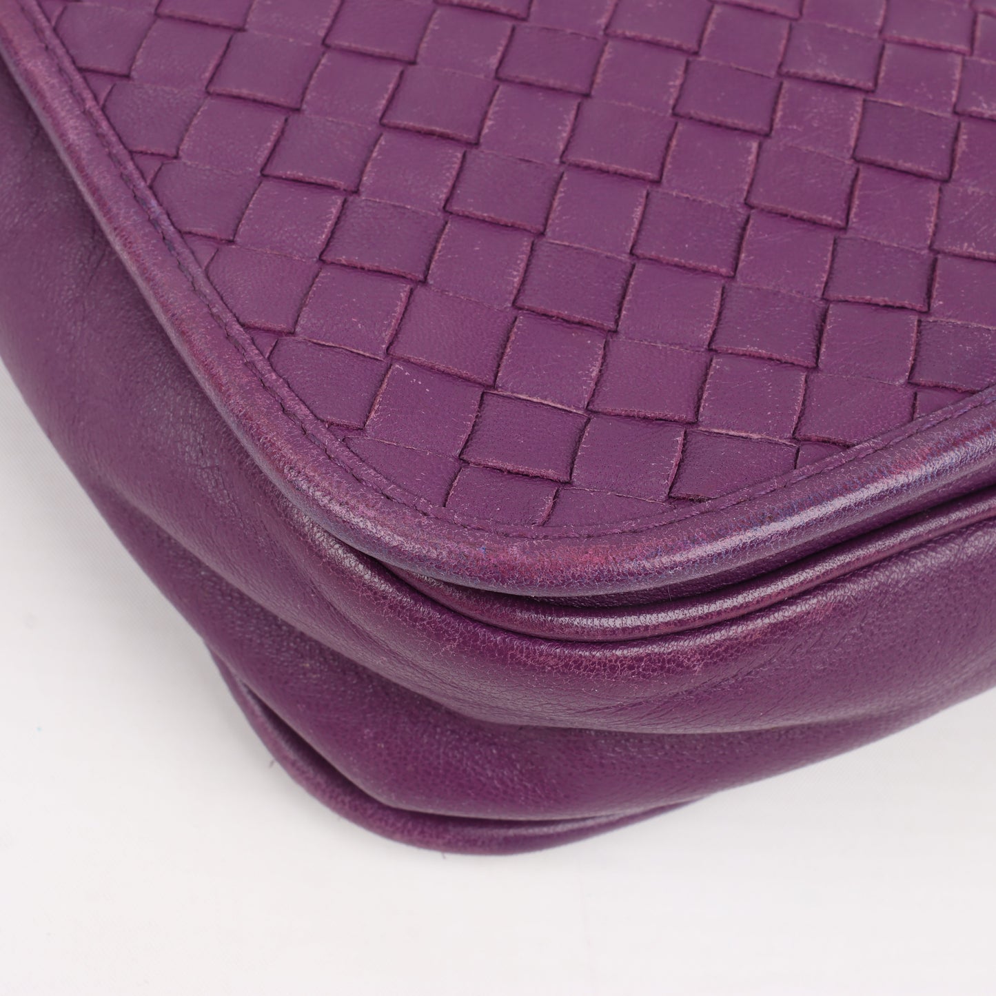 BOTTEGA VENETA Umhängetasche aus Intrecciato-Leder in Lila