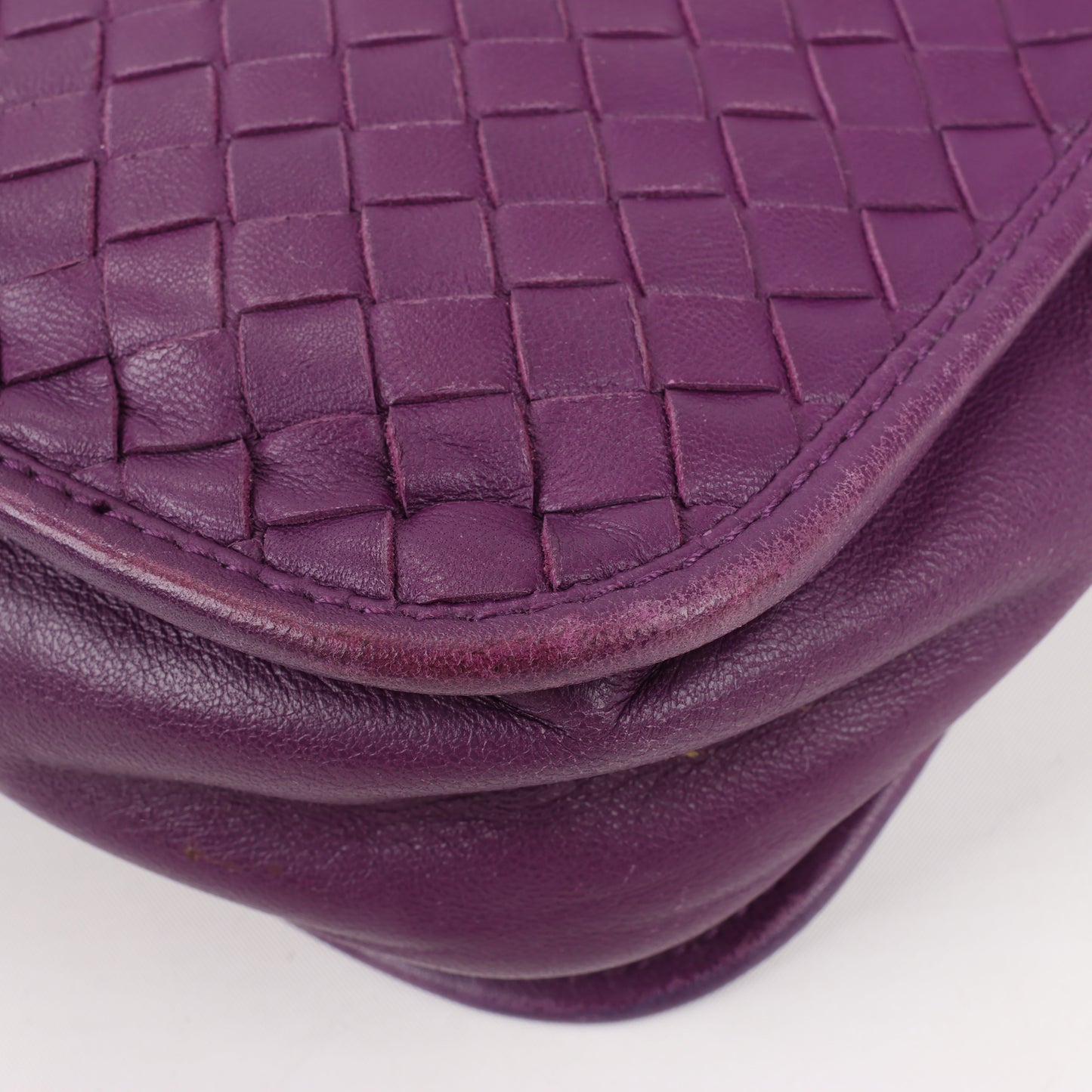 BOTTEGA VENETA Umhängetasche aus Intrecciato-Leder in Lila