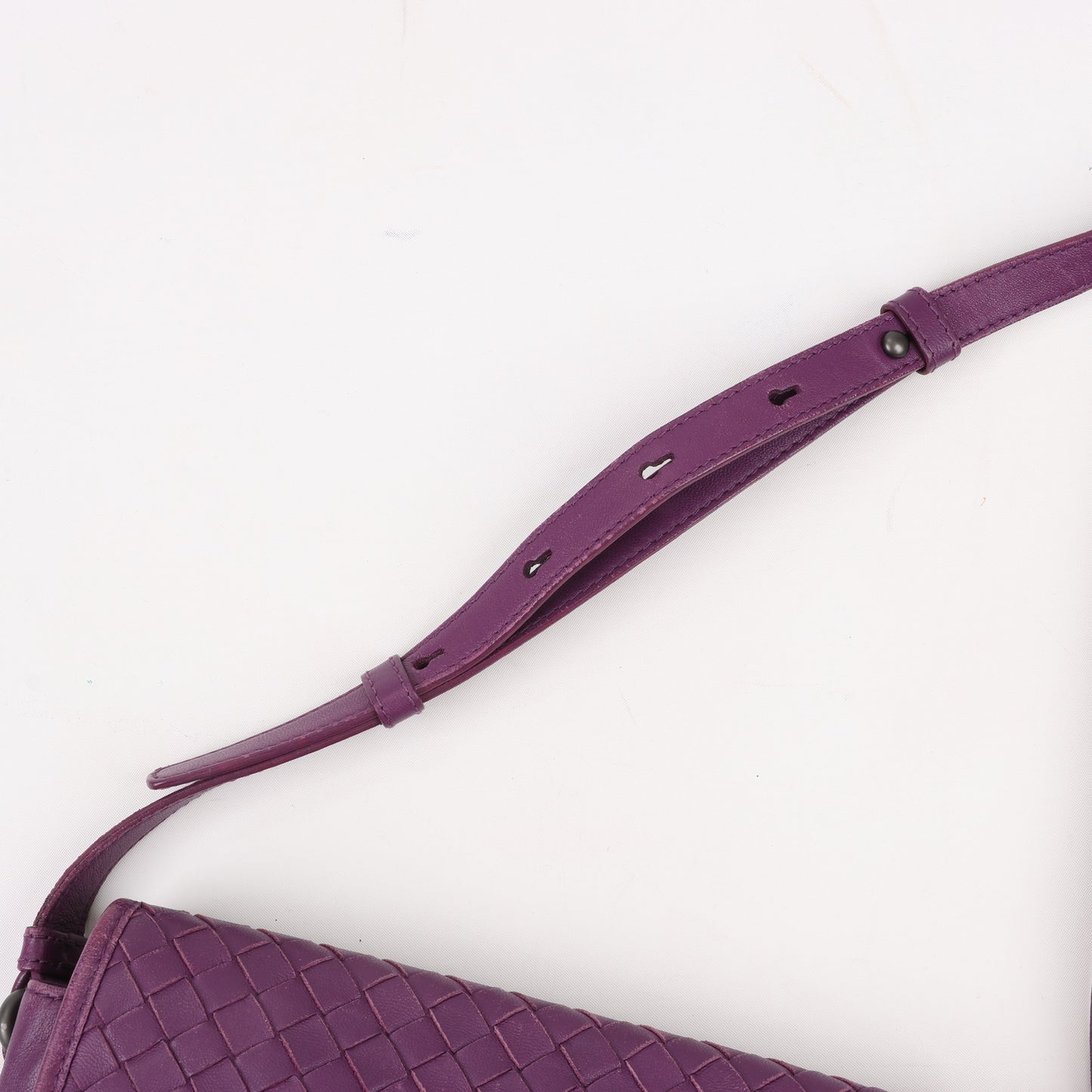 BOTTEGA VENETA Umhängetasche aus Intrecciato-Leder in Lila