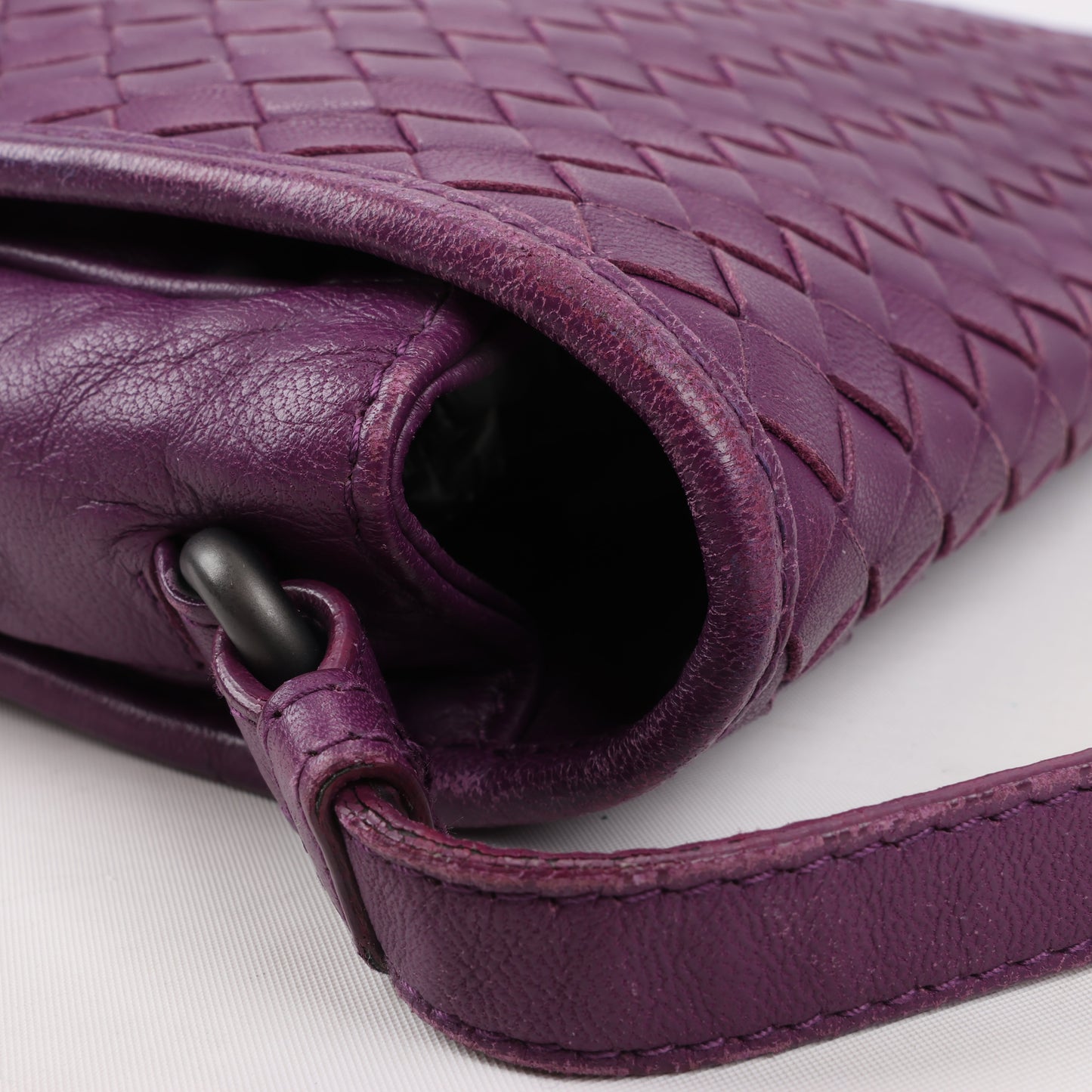 BOTTEGA VENETA Umhängetasche aus Intrecciato-Leder in Lila