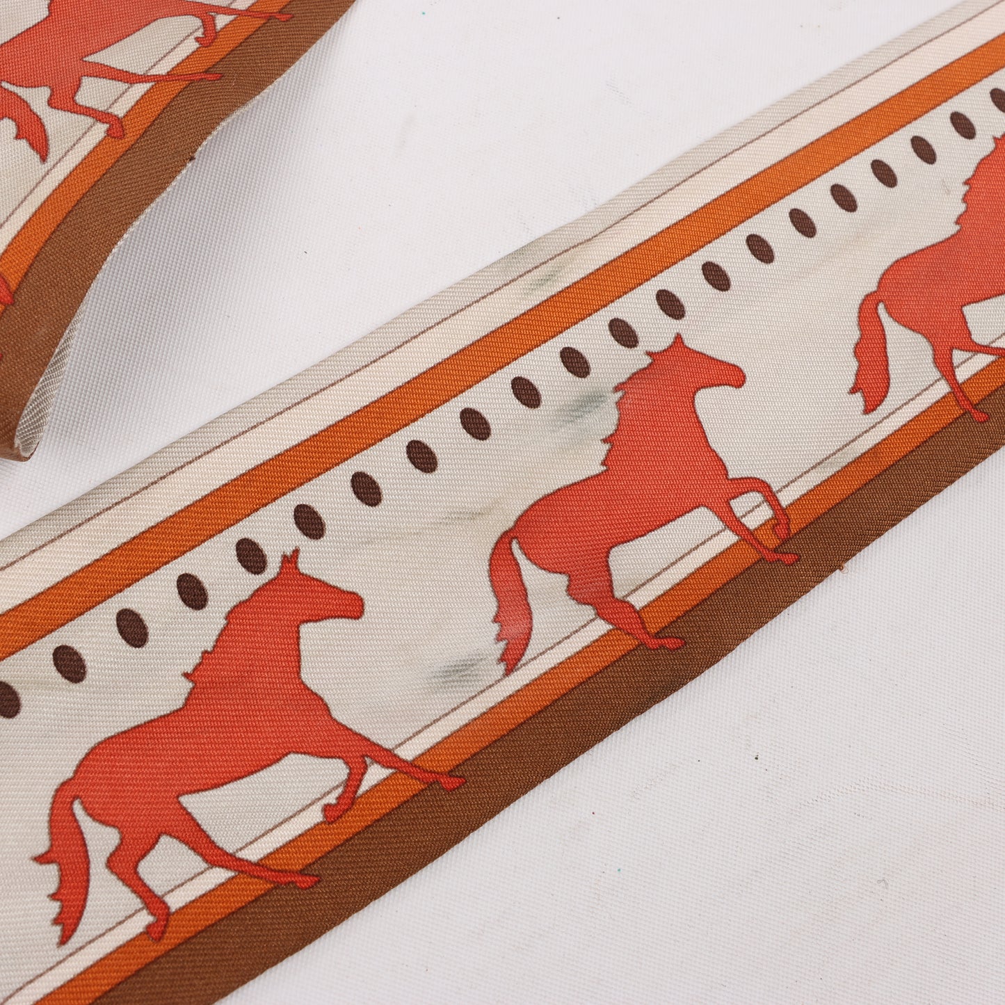 Hermès Sequences Horse Twilly Schals in Orange