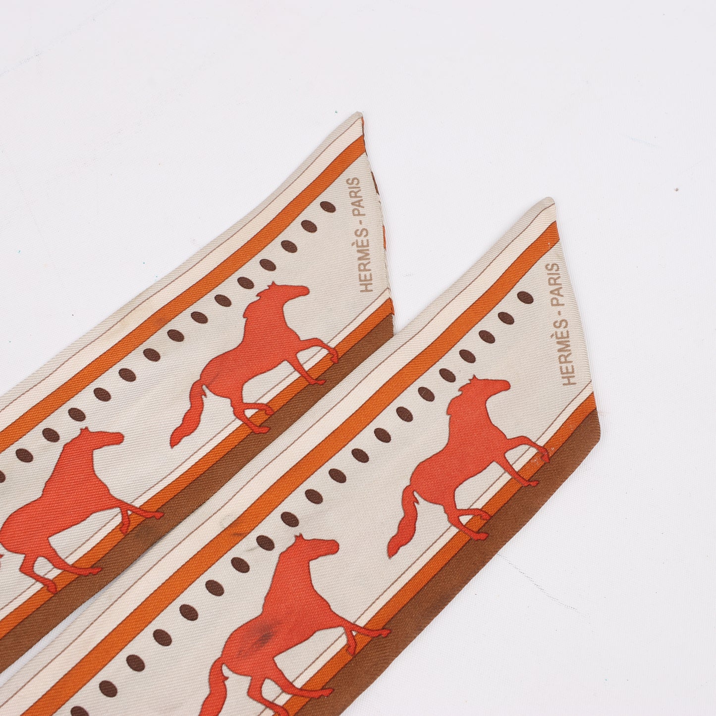 Hermès Sequences Horse Twilly Schals in Orange
