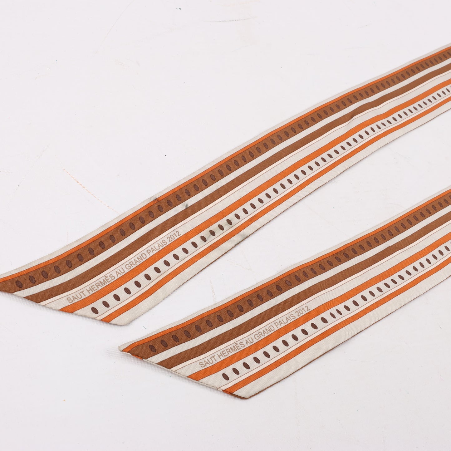 Hermès Sequences Horse Twilly Schals in Orange