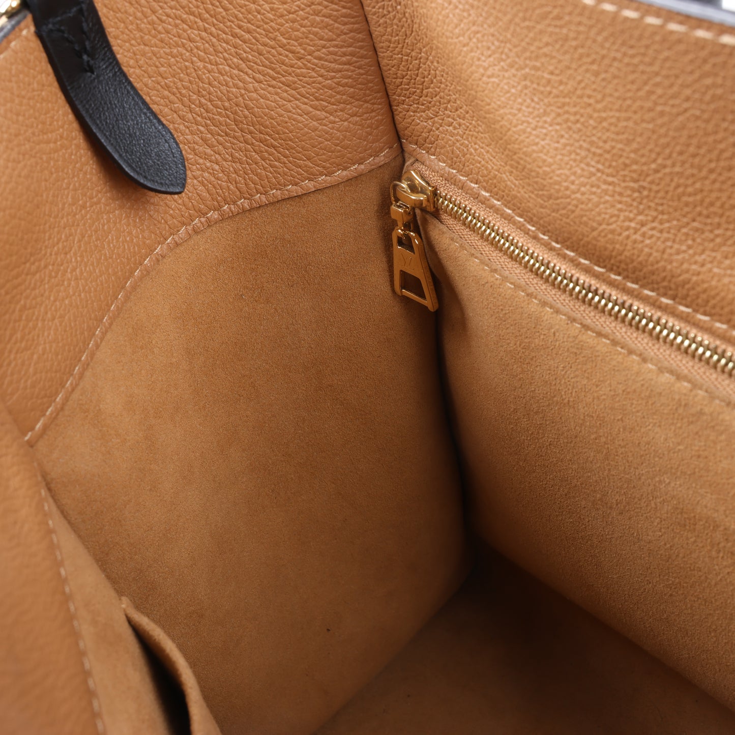 Louis Vuitton Monogram On My Side Handtasche in Marineblau und Kamel M53823