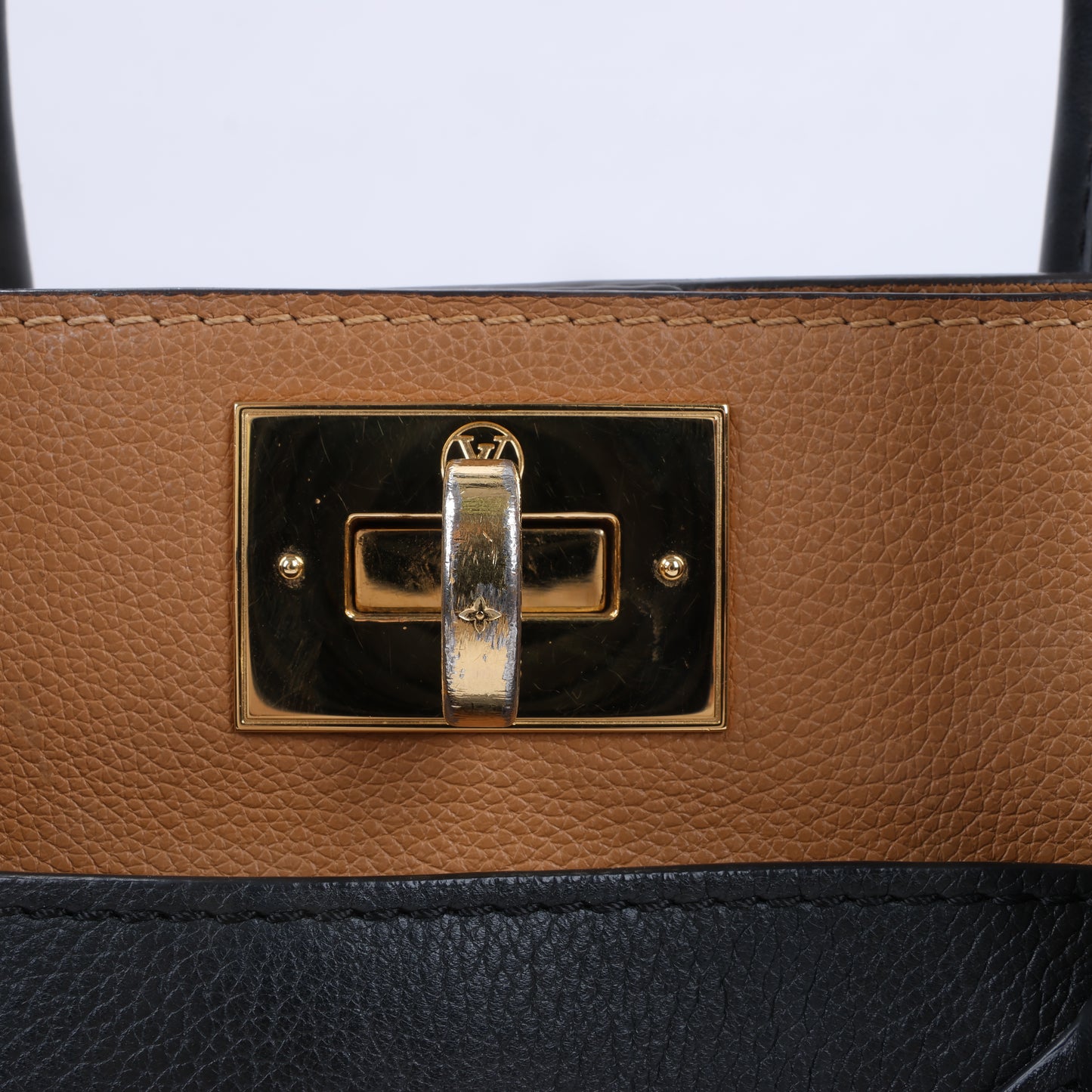 Louis Vuitton Monogram On My Side Handtasche in Marineblau und Kamel M53823