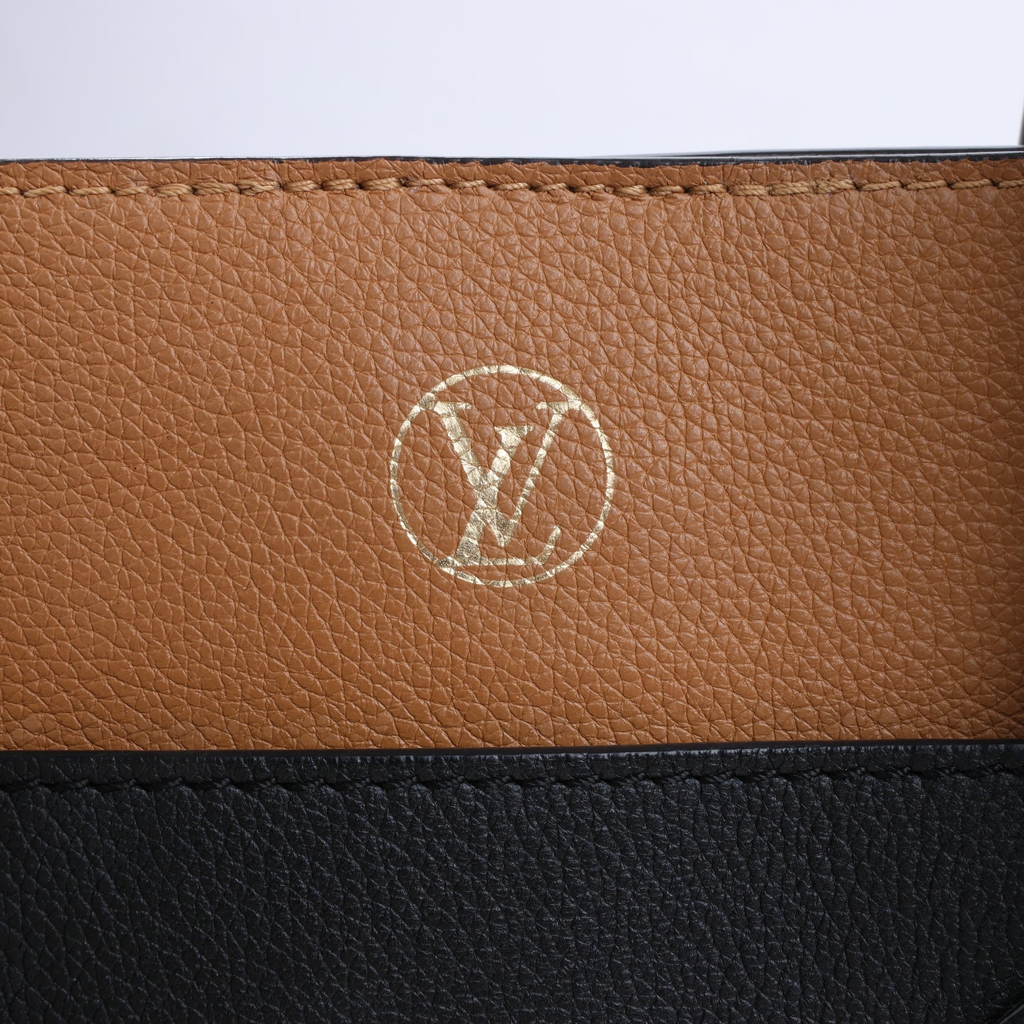 Louis Vuitton Monogram On My Side Handtasche in Marineblau und Kamel M53823
