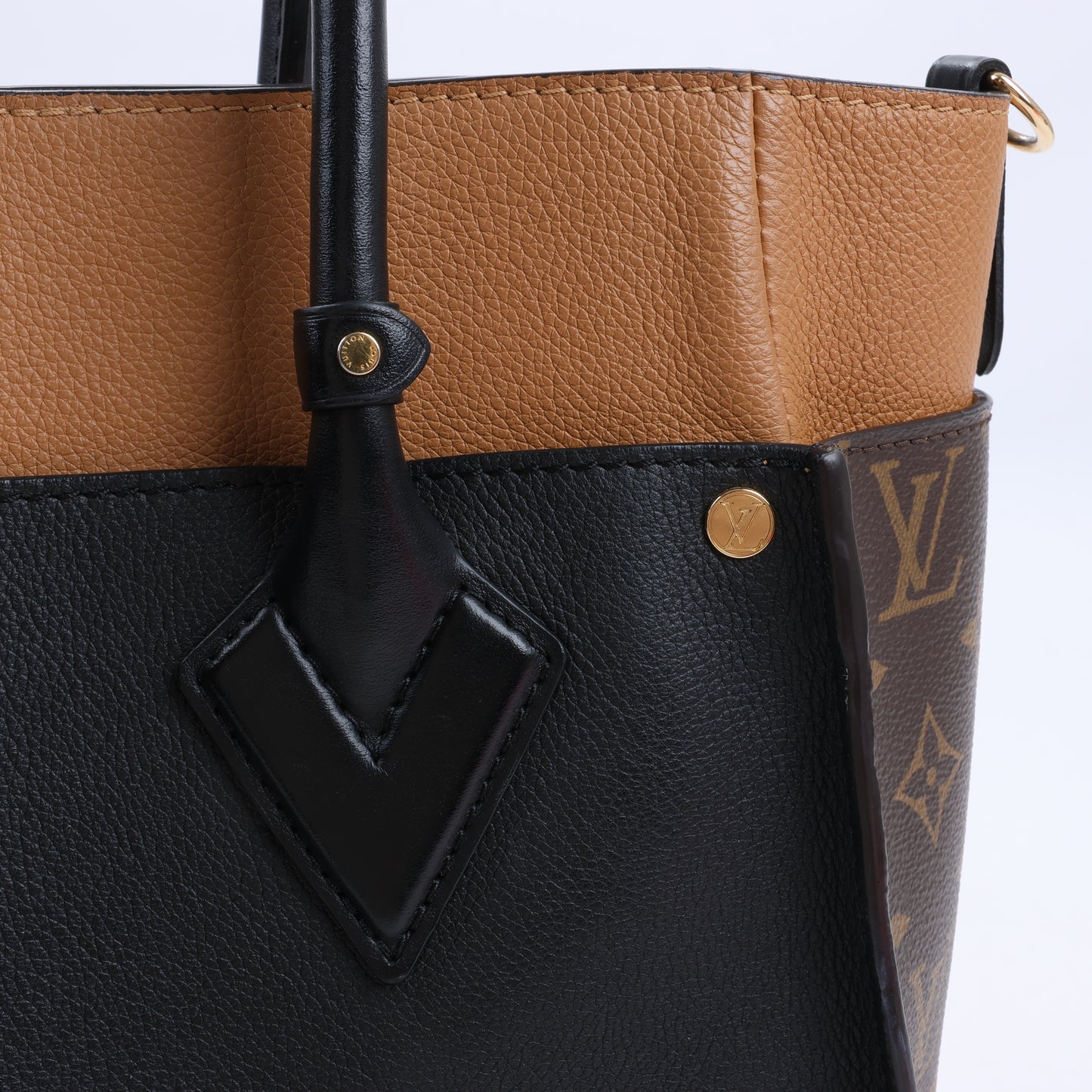 Louis Vuitton Monogram On My Side Handtasche in Marineblau und Kamel M53823