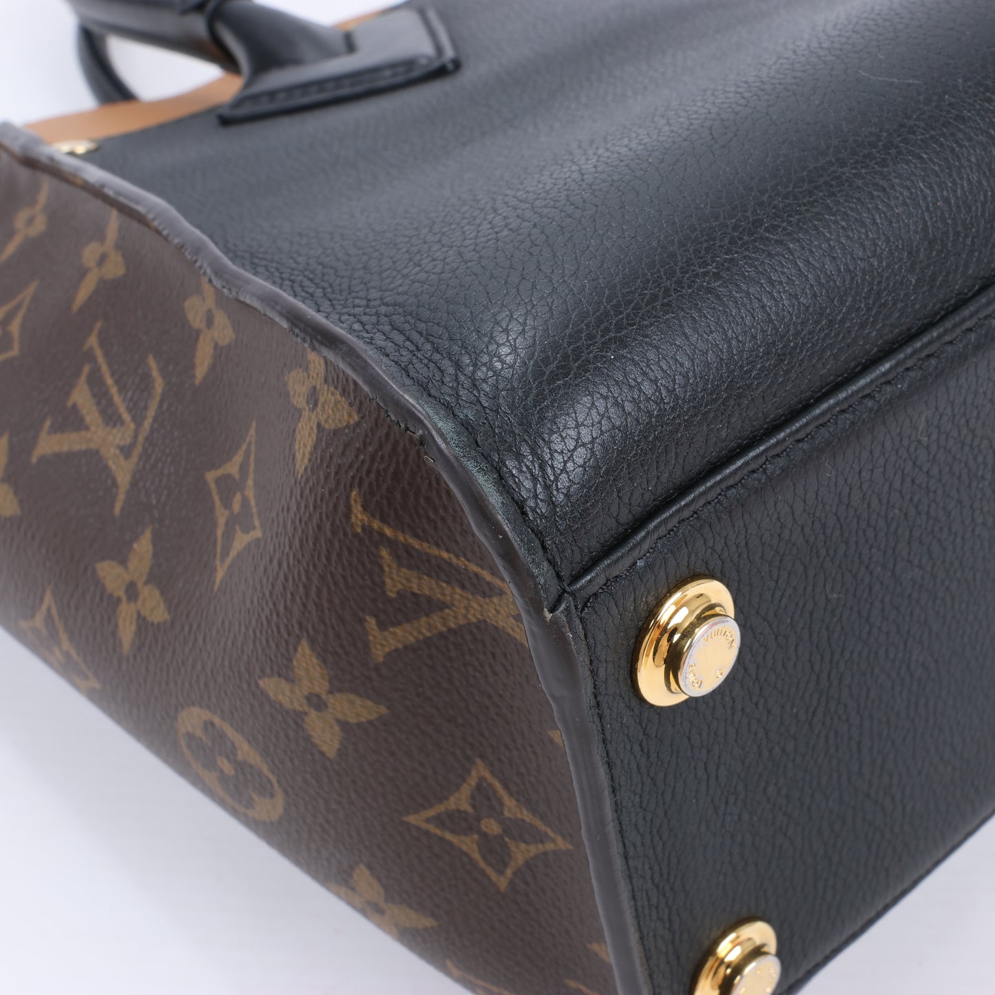 Louis Vuitton Monogram On My Side Handtasche in Marineblau und Kamel M53823