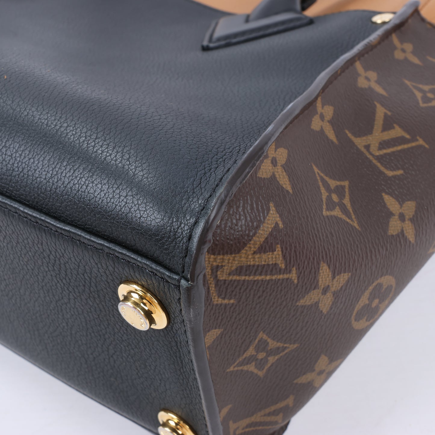 Louis Vuitton Monogram On My Side Handtasche in Marineblau und Kamel M53823