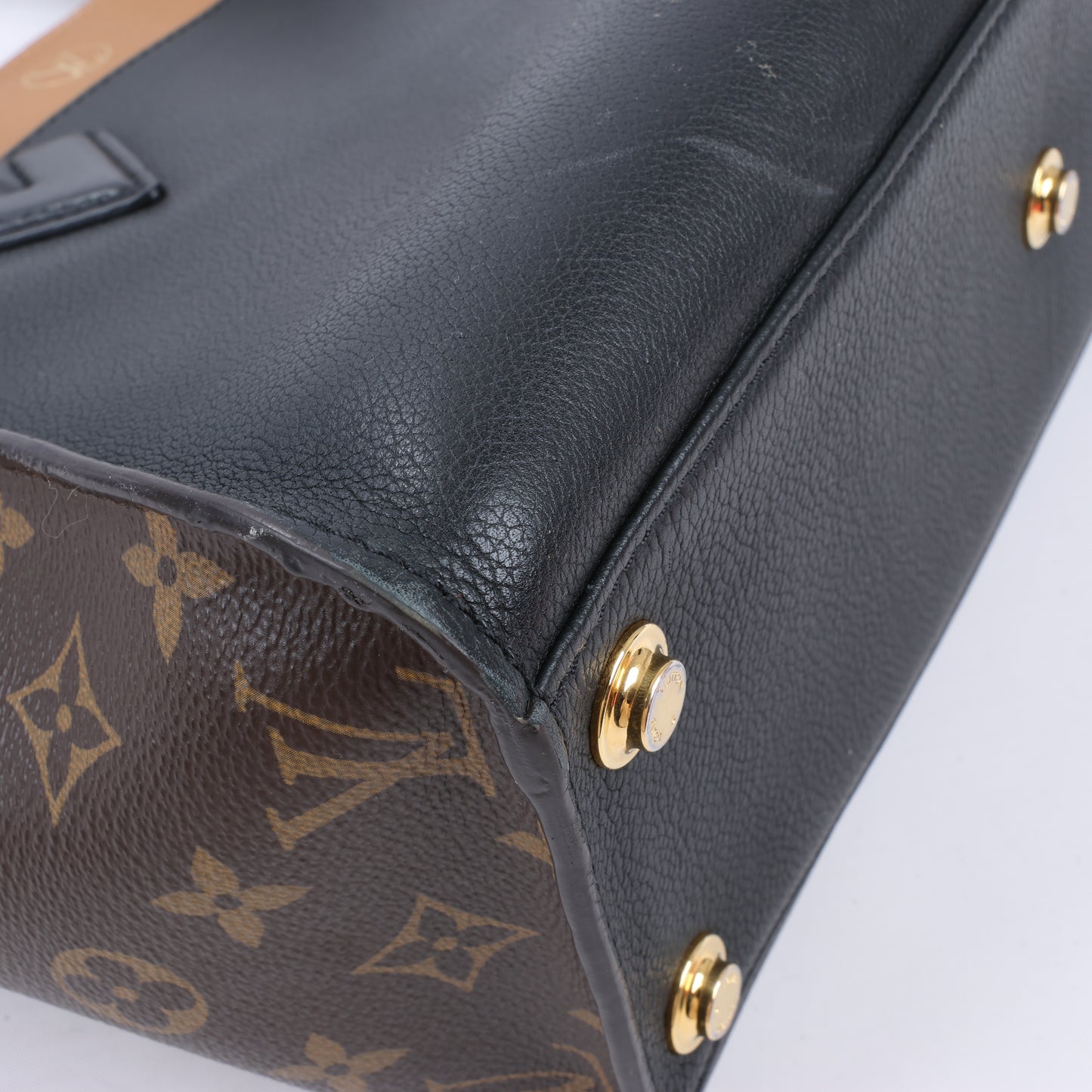 Louis Vuitton Monogram On My Side Handtasche in Marineblau und Kamel M53823