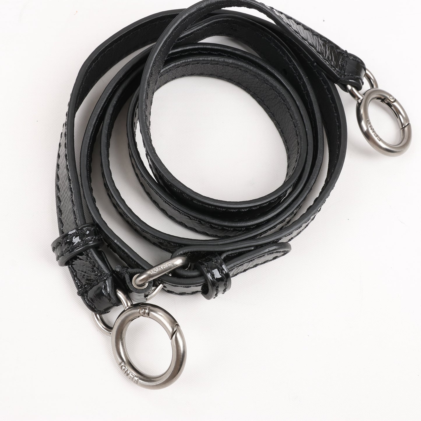 Fendi Peekaboo 2-Wege-Handtasche aus Lackleder in Schwarz 8BN211