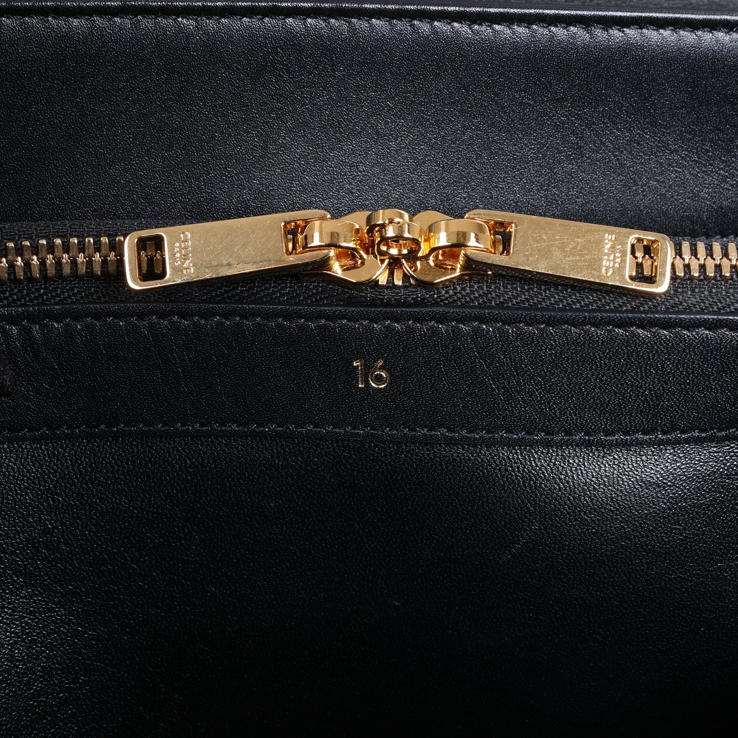 Celine – Sac 16 – Mittlere 2-Wege-Handtasche aus glattem Leder in Schwarz