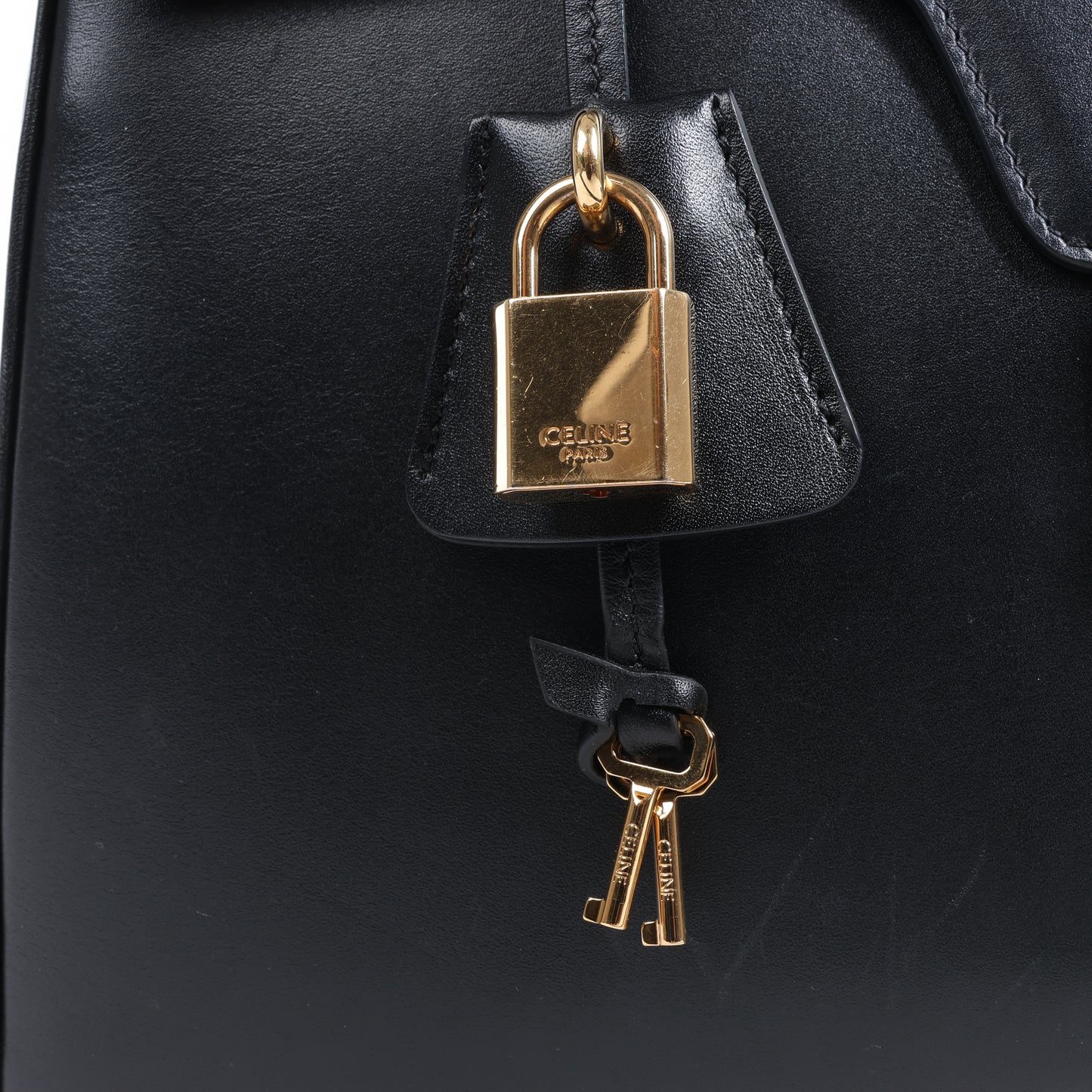 Celine – Sac 16 – Mittlere 2-Wege-Handtasche aus glattem Leder in Schwarz