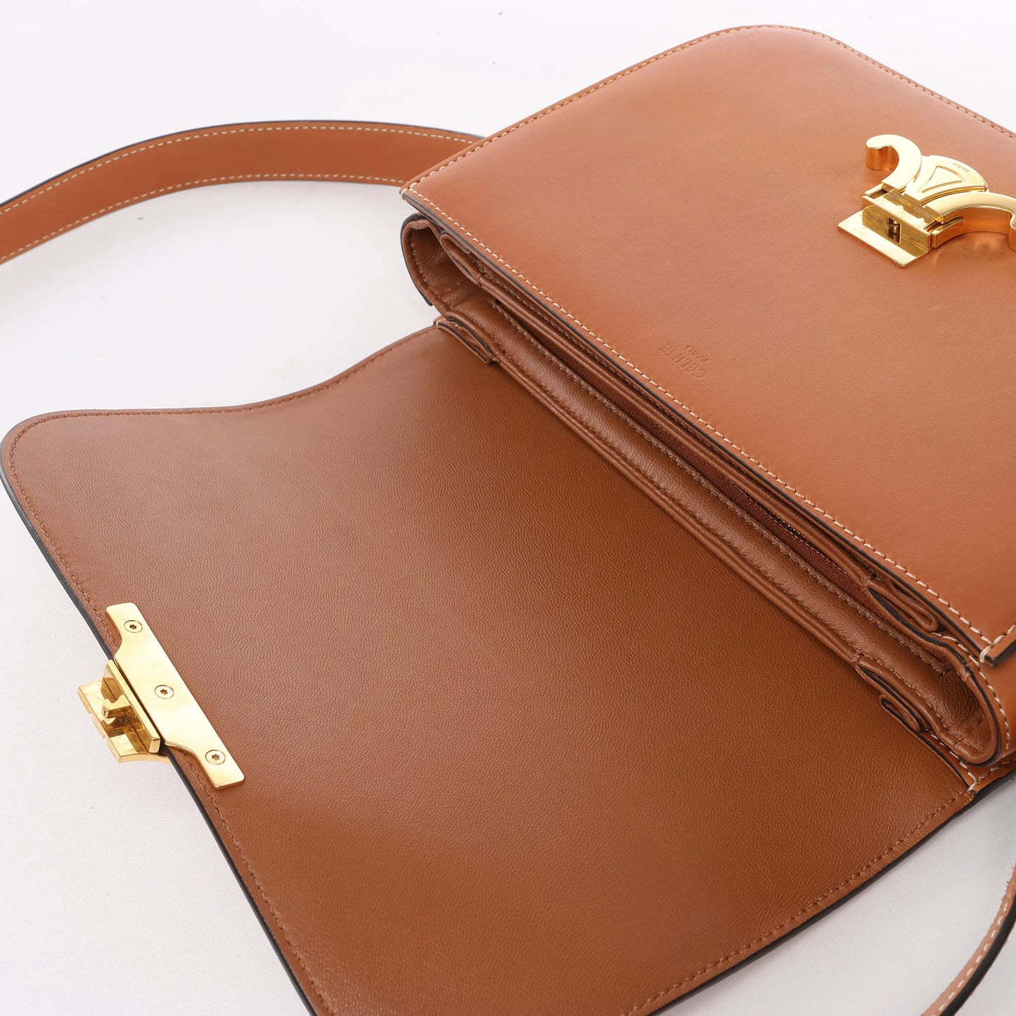 Celine Triomphe Classic Schultertasche aus Leder in Braun