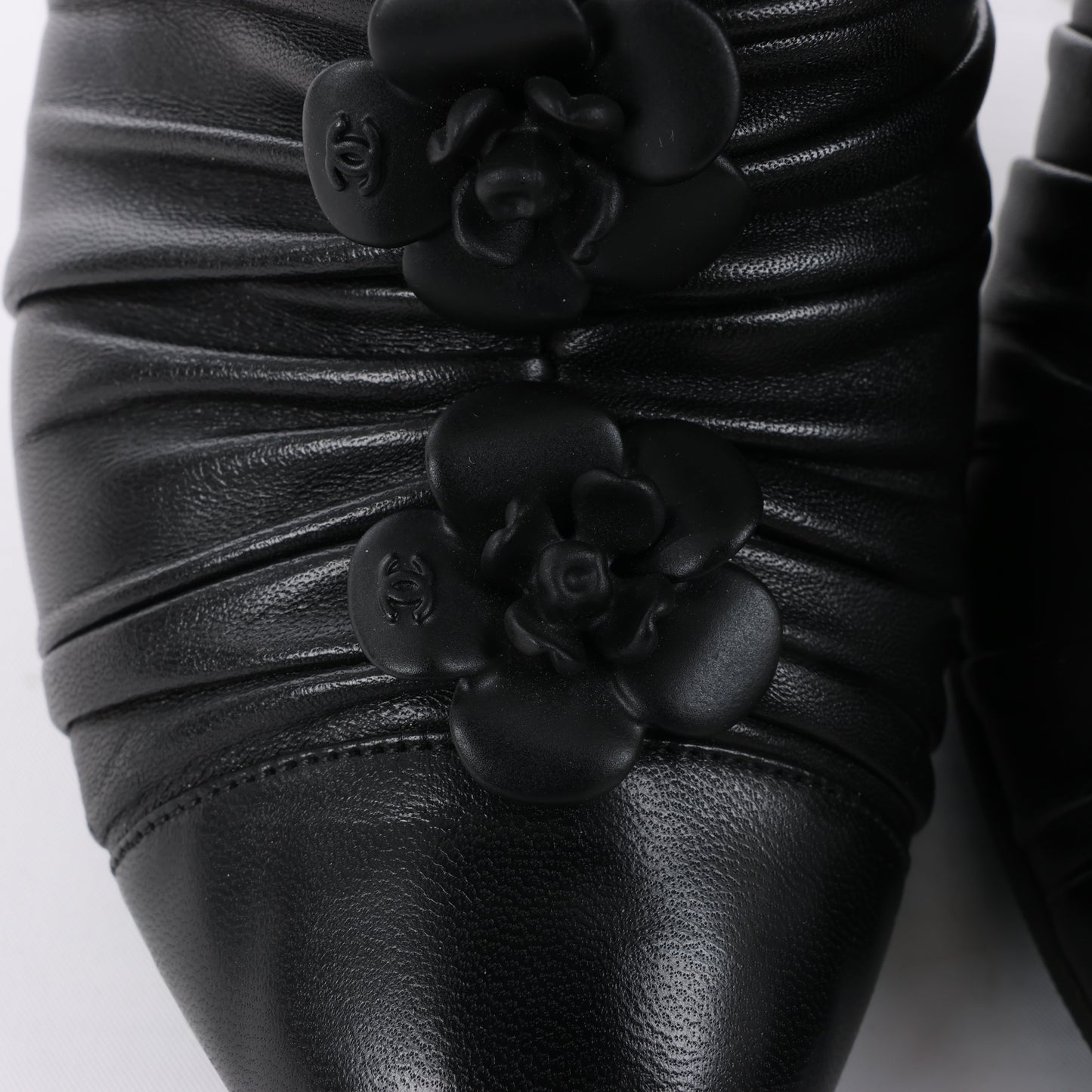 Chanel Coco Mark Camelia Lederstiefeletten in Schwarz G28629, Größe 37,5 EU