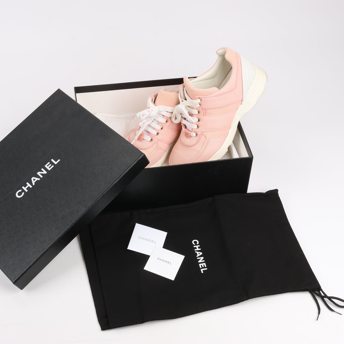 CHANEL CC-Schnürsneaker aus rosa Canvas und weißem Leder, Größe 38,5 EU