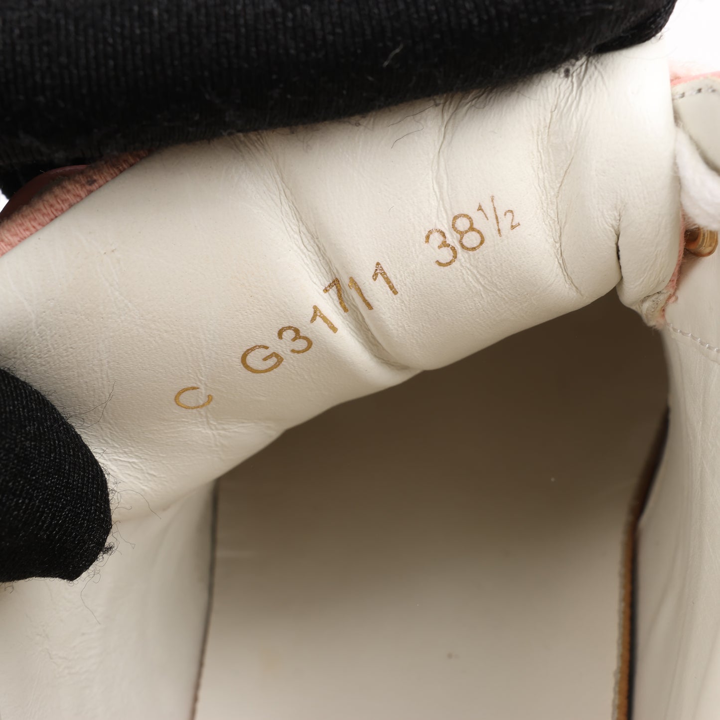 CHANEL CC-Schnürsneaker aus rosa Canvas und weißem Leder, Größe 38,5 EU