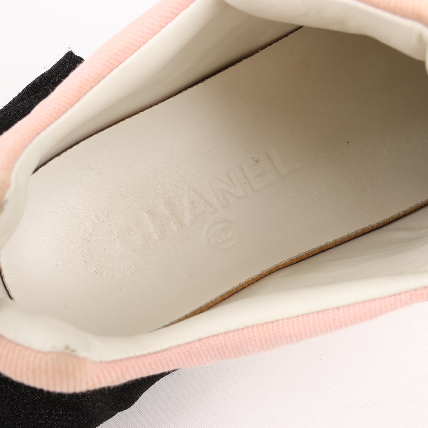 CHANEL CC-Schnürsneaker aus rosa Canvas und weißem Leder, Größe 38,5 EU