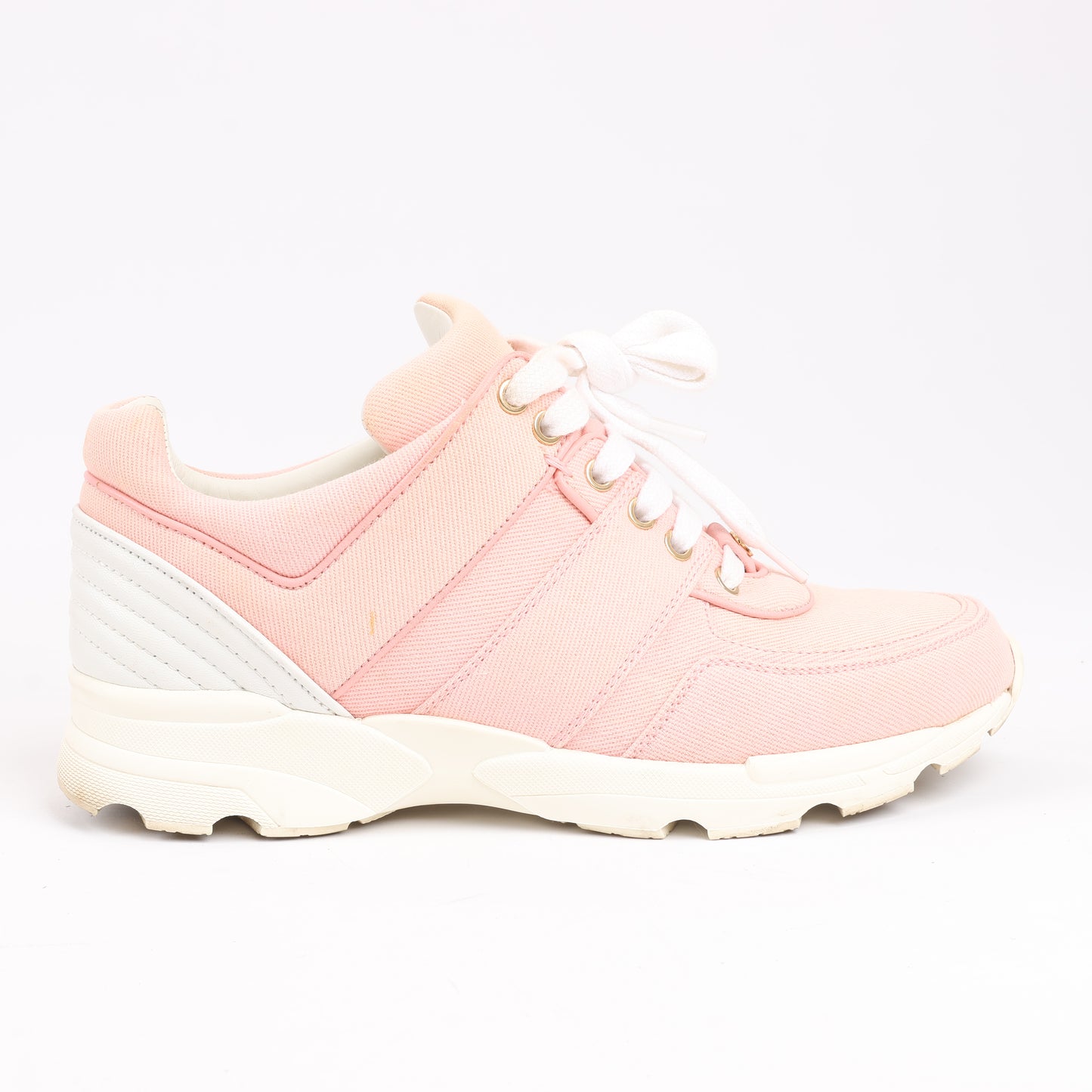 CHANEL CC-Schnürsneaker aus rosa Canvas und weißem Leder, Größe 38,5 EU