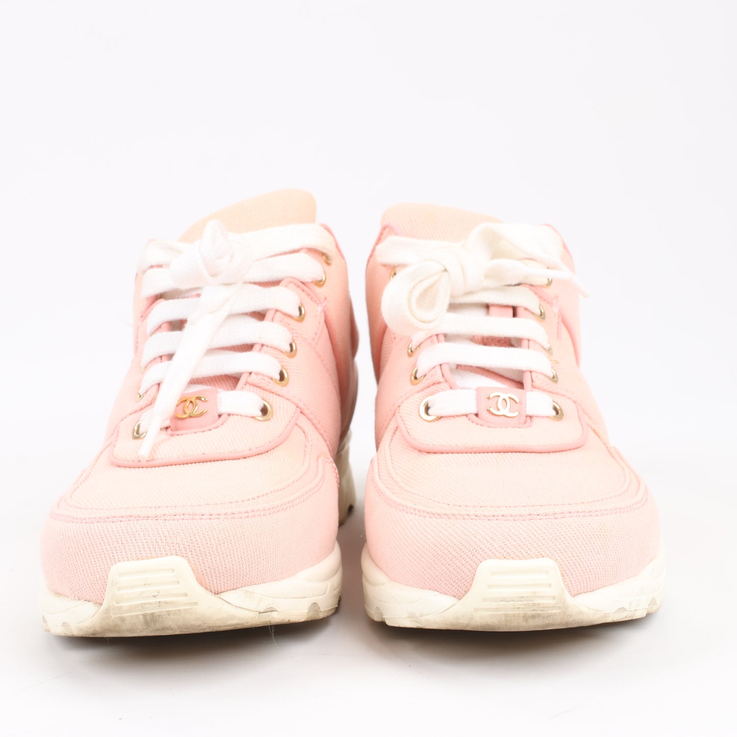 CHANEL CC-Schnürsneaker aus rosa Canvas und weißem Leder, Größe 38,5 EU