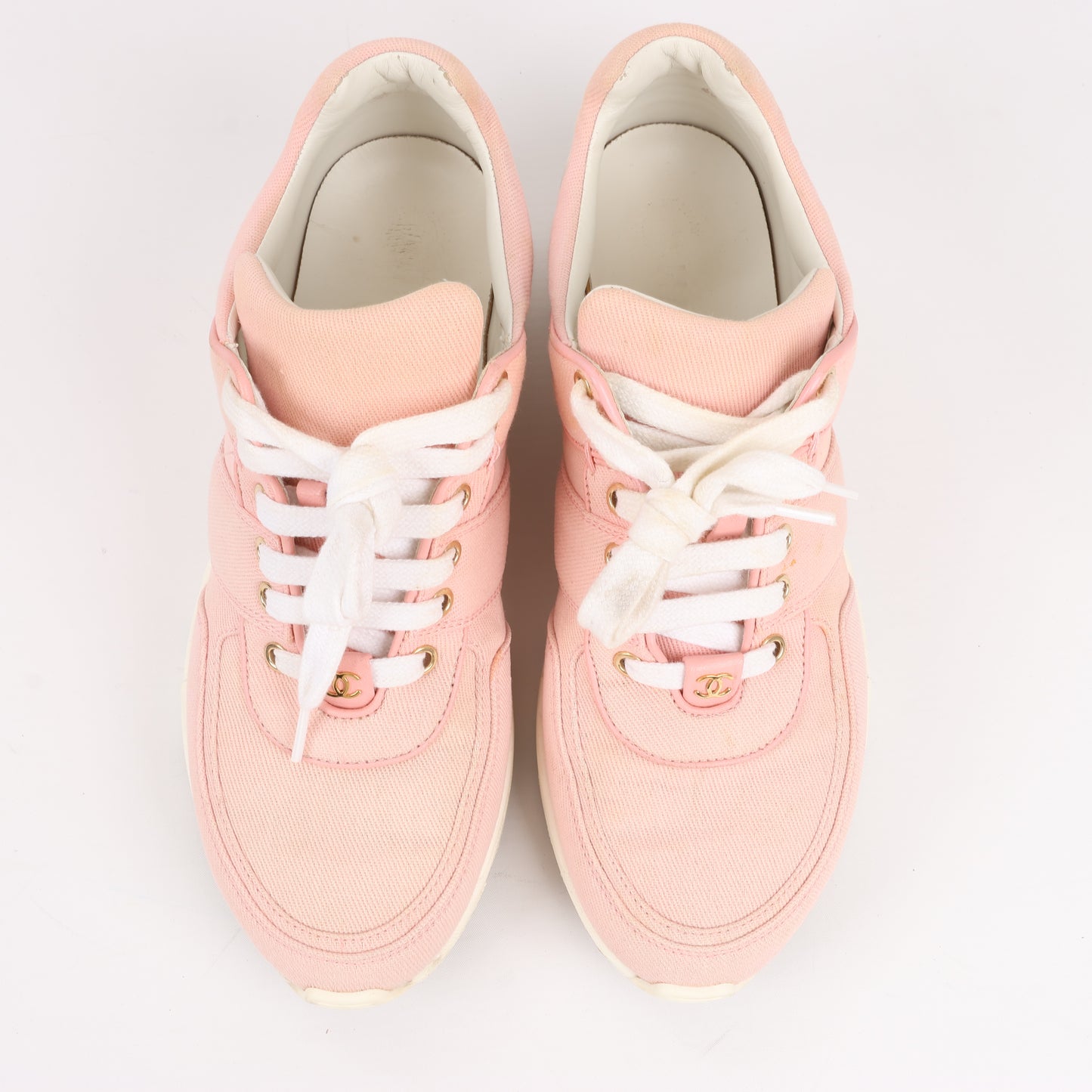 CHANEL CC-Schnürsneaker aus rosa Canvas und weißem Leder, Größe 38,5 EU