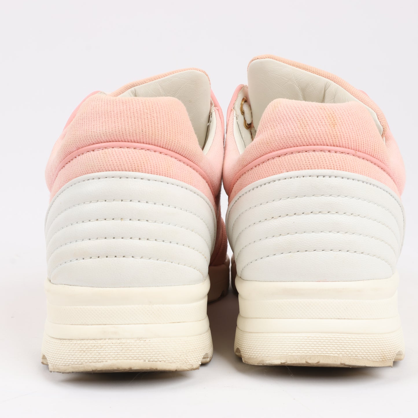 CHANEL CC-Schnürsneaker aus rosa Canvas und weißem Leder, Größe 38,5 EU