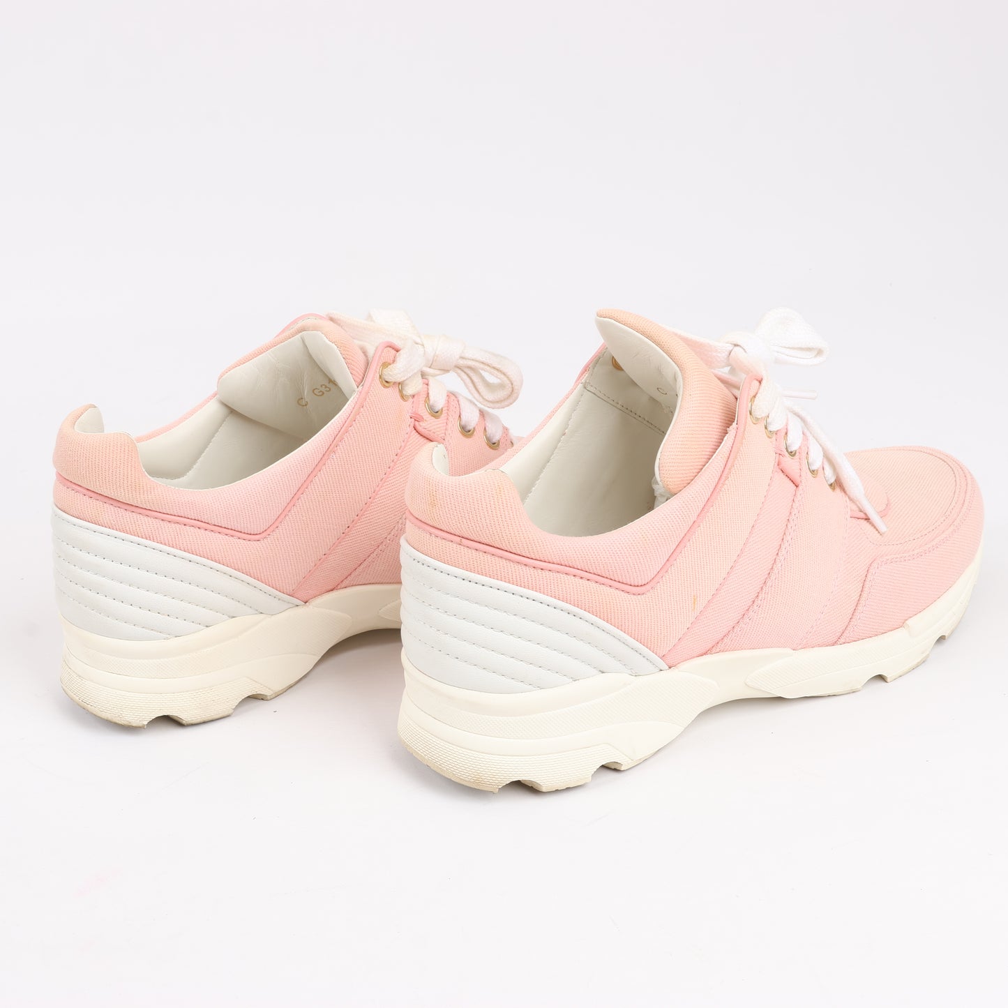 CHANEL CC-Schnürsneaker aus rosa Canvas und weißem Leder, Größe 38,5 EU