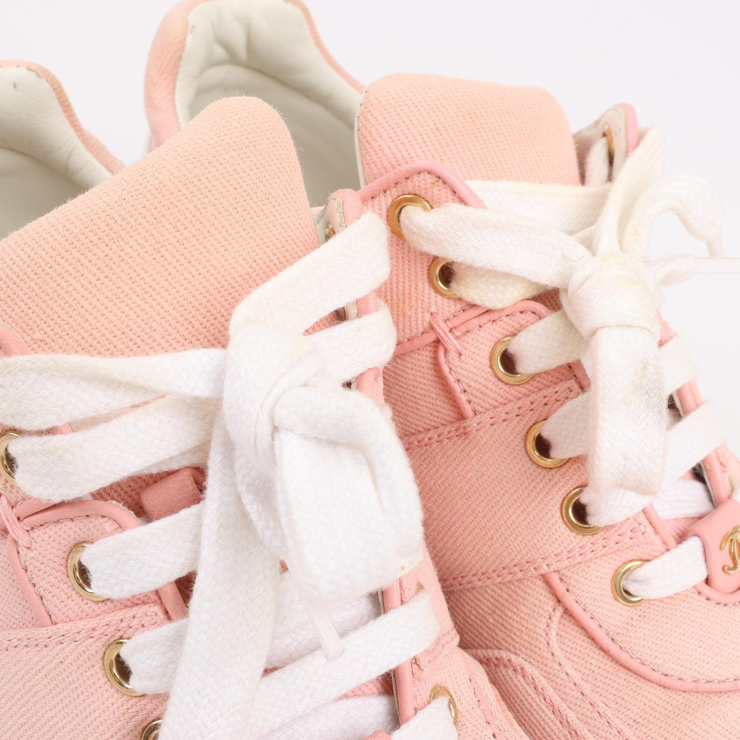 CHANEL CC-Schnürsneaker aus rosa Canvas und weißem Leder, Größe 38,5 EU